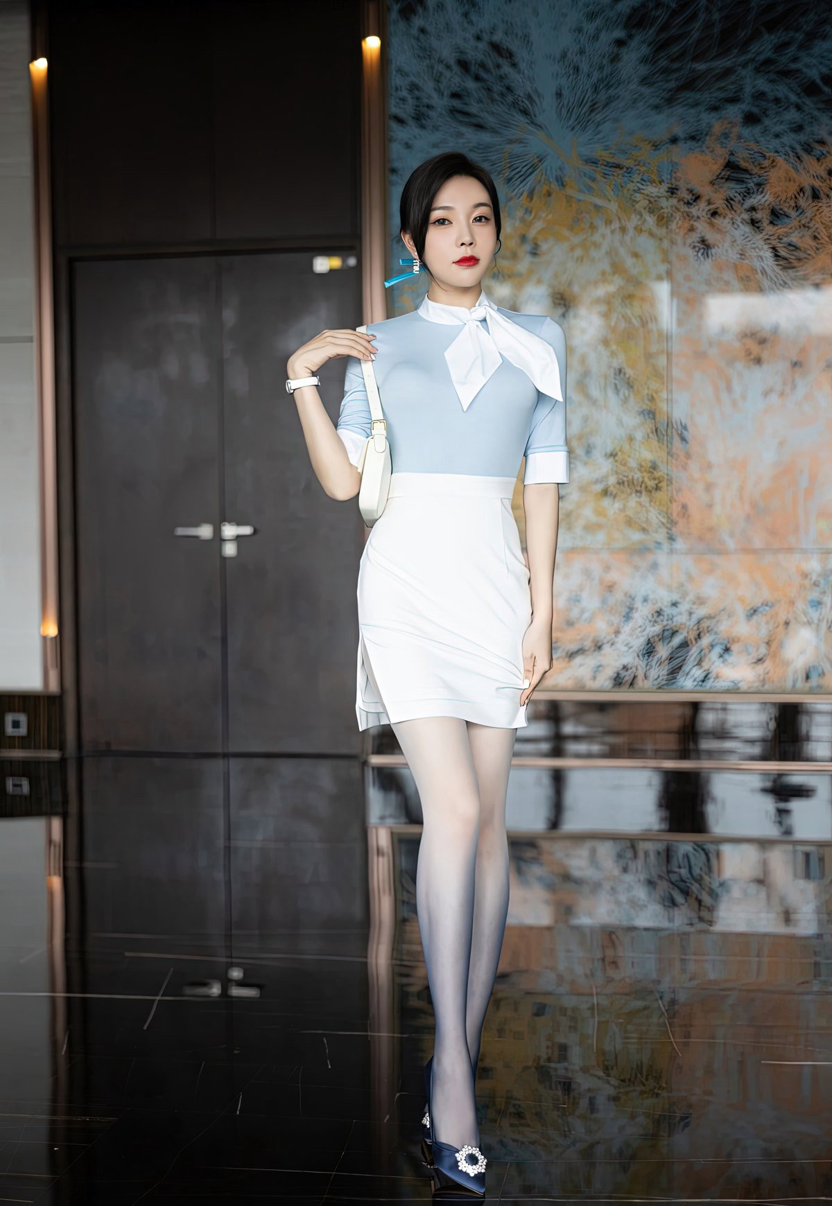 制服秘书的变色丝袜趴下撅屁股办公室sp