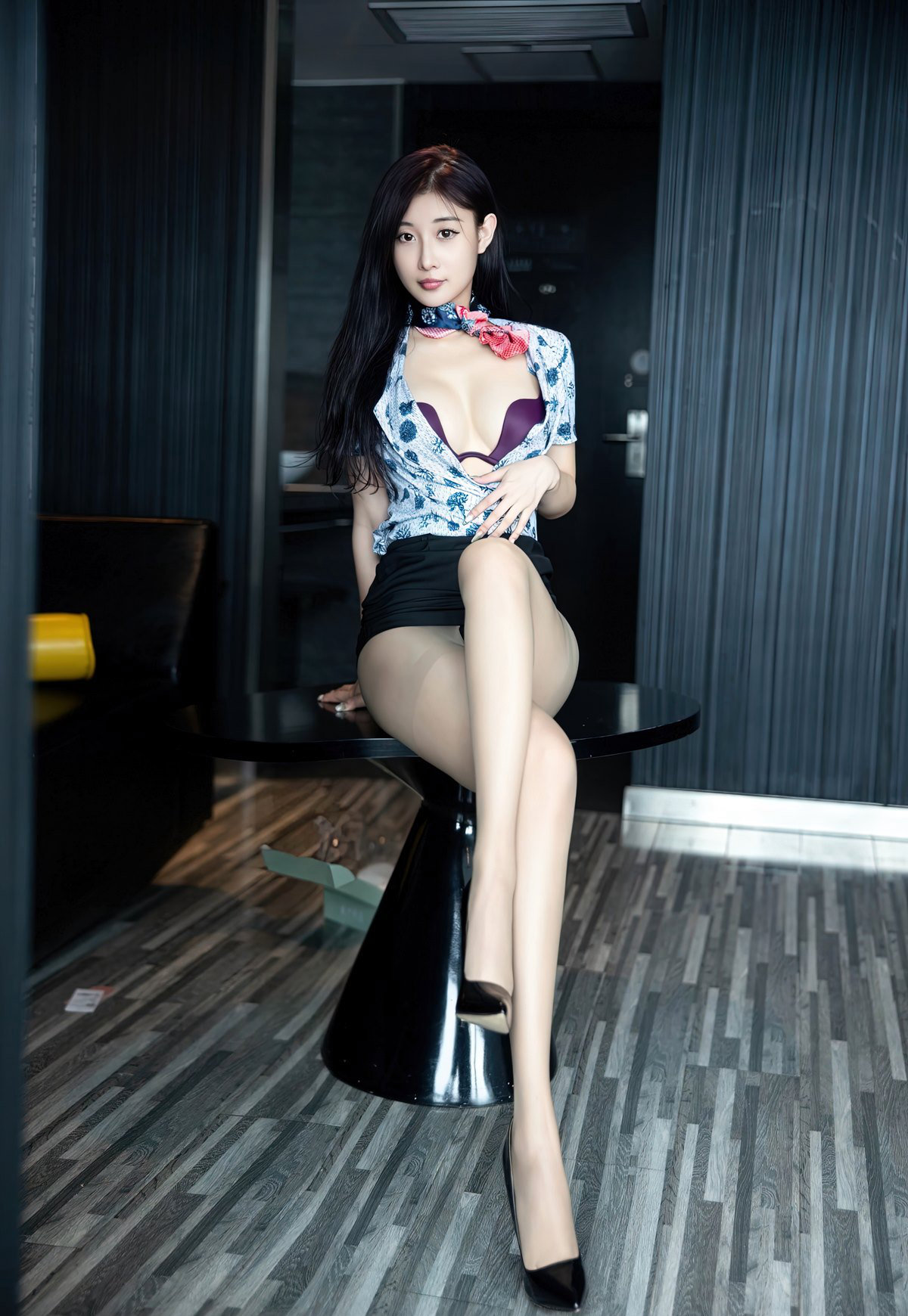 风骚空姐肉丝无内床上脱丝袜被催眠的丝袜娇妻