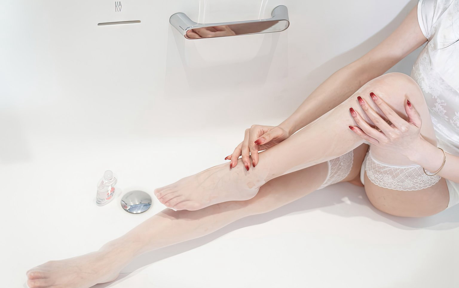 国模白丝白嫩身材大胆私拍丝袜美腿国产精品极品美女自在线