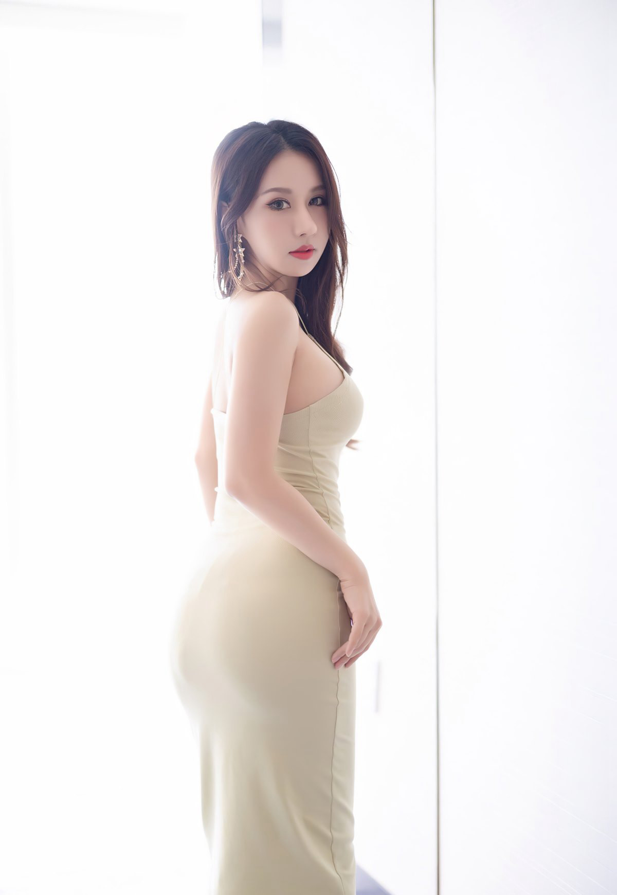 白丝贵妇性感紧身裙诱惑丰臀荡乳短裙美女掀起短裙