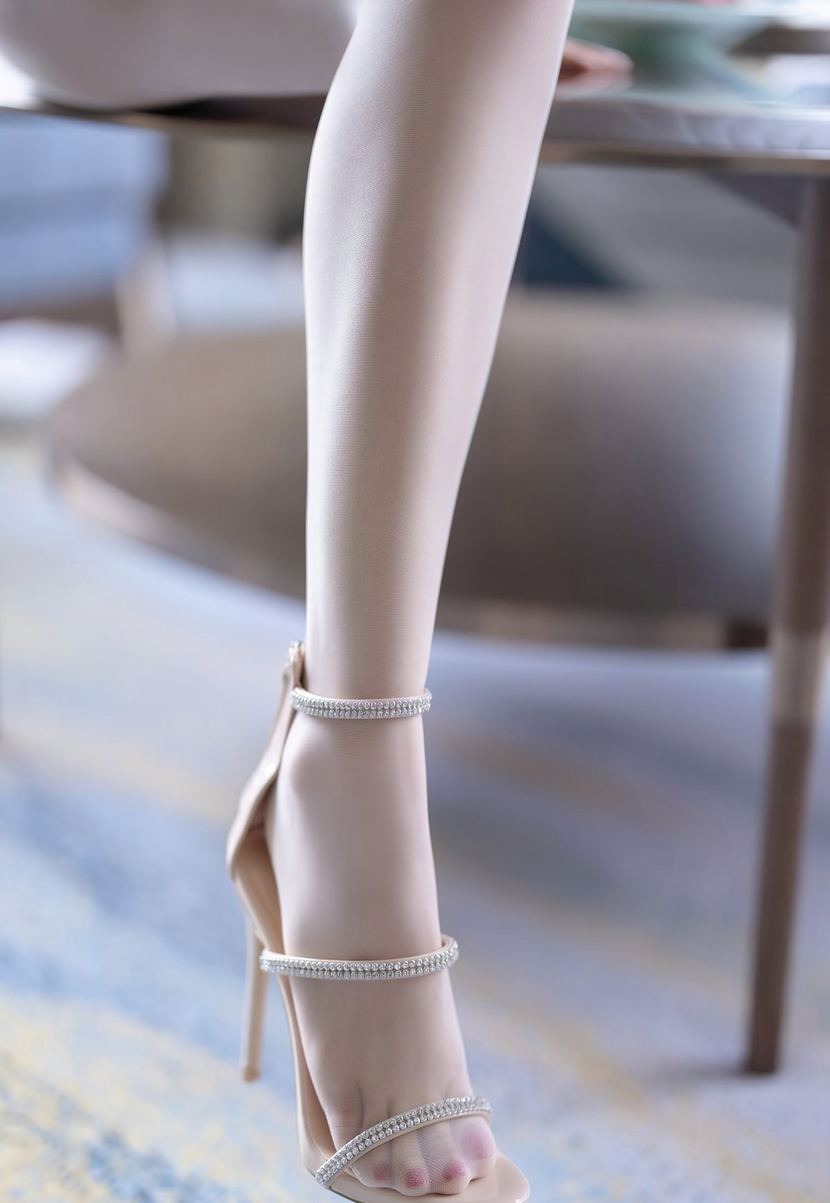 白丝贵妇性感紧身裙诱惑丰臀荡乳短裙美女掀起短裙