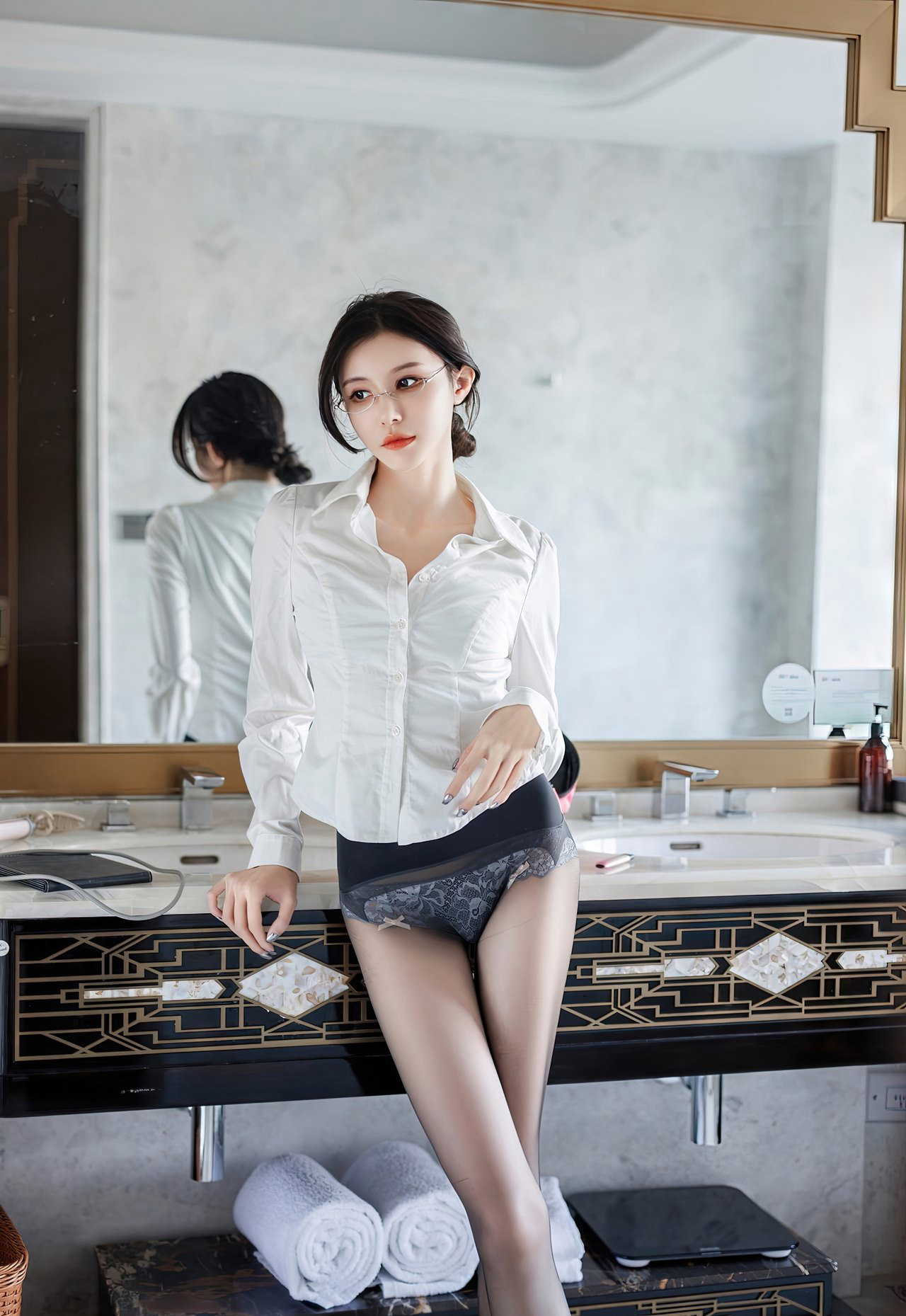 老师穿着制服黑色丝袜办公室风骚美腿高跟黑丝套图