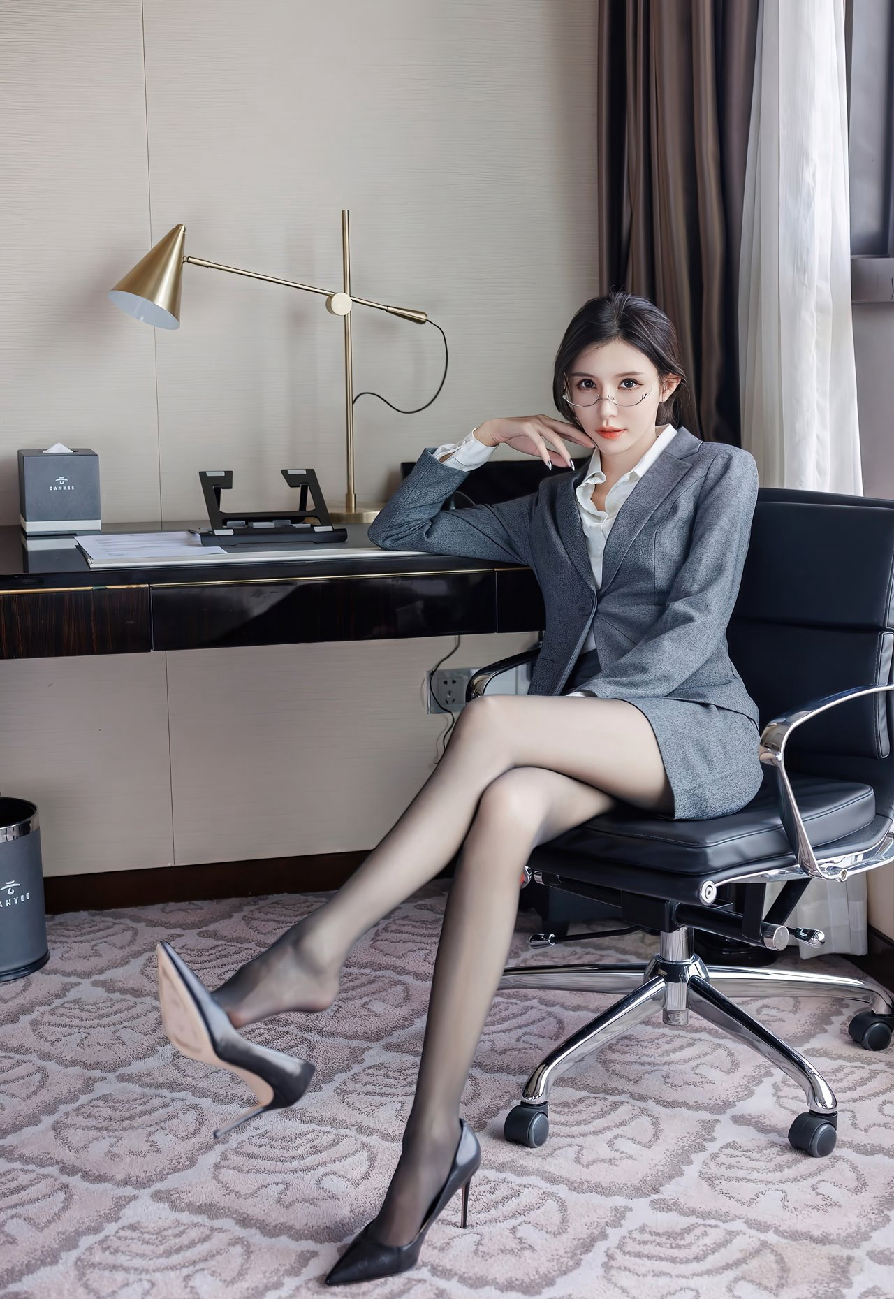 老师穿着制服黑色丝袜办公室风骚美腿高跟黑丝套图