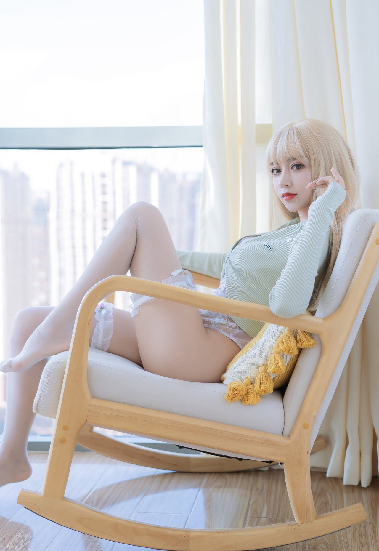 COS大尺度超污风骚白丝袜高翘臀白嫩国产足控福利