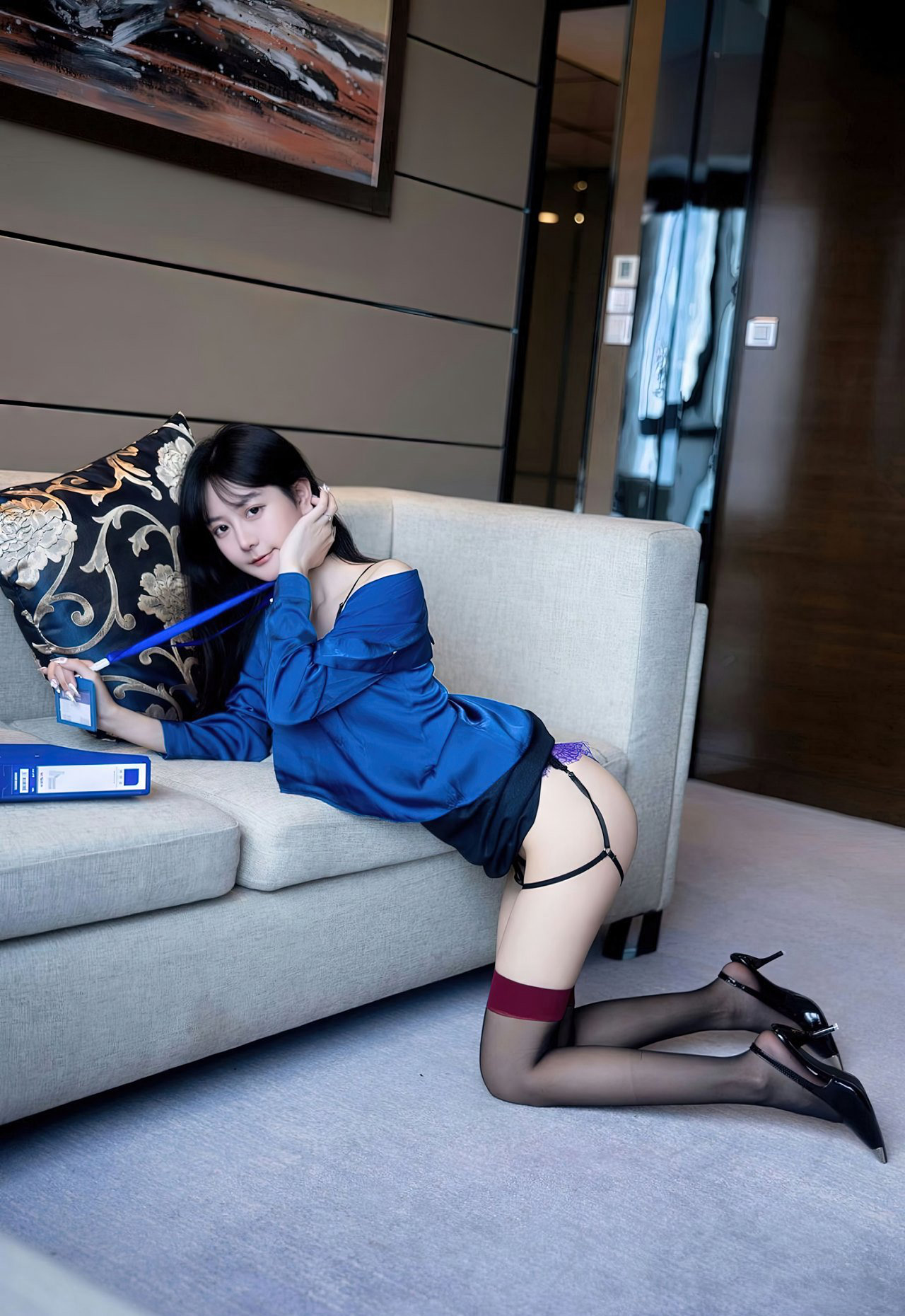 徐微微mia裸乳图片欣赏黑丝无内高跟秘书老师丝袜诱惑