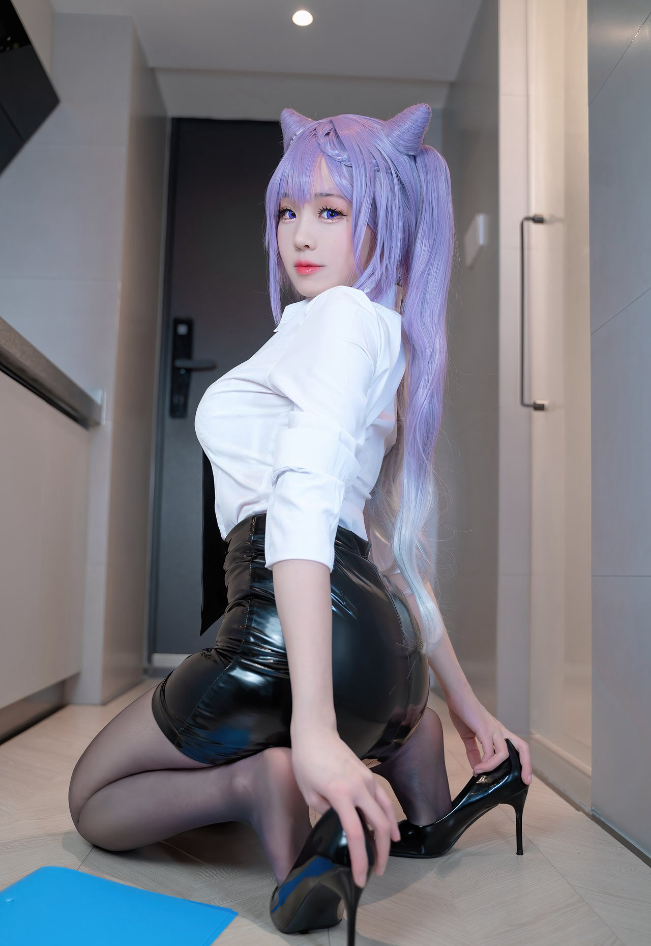 极品JK黑丝制服皮裤二次元美女脱性感丝袜玉足高跟秘书