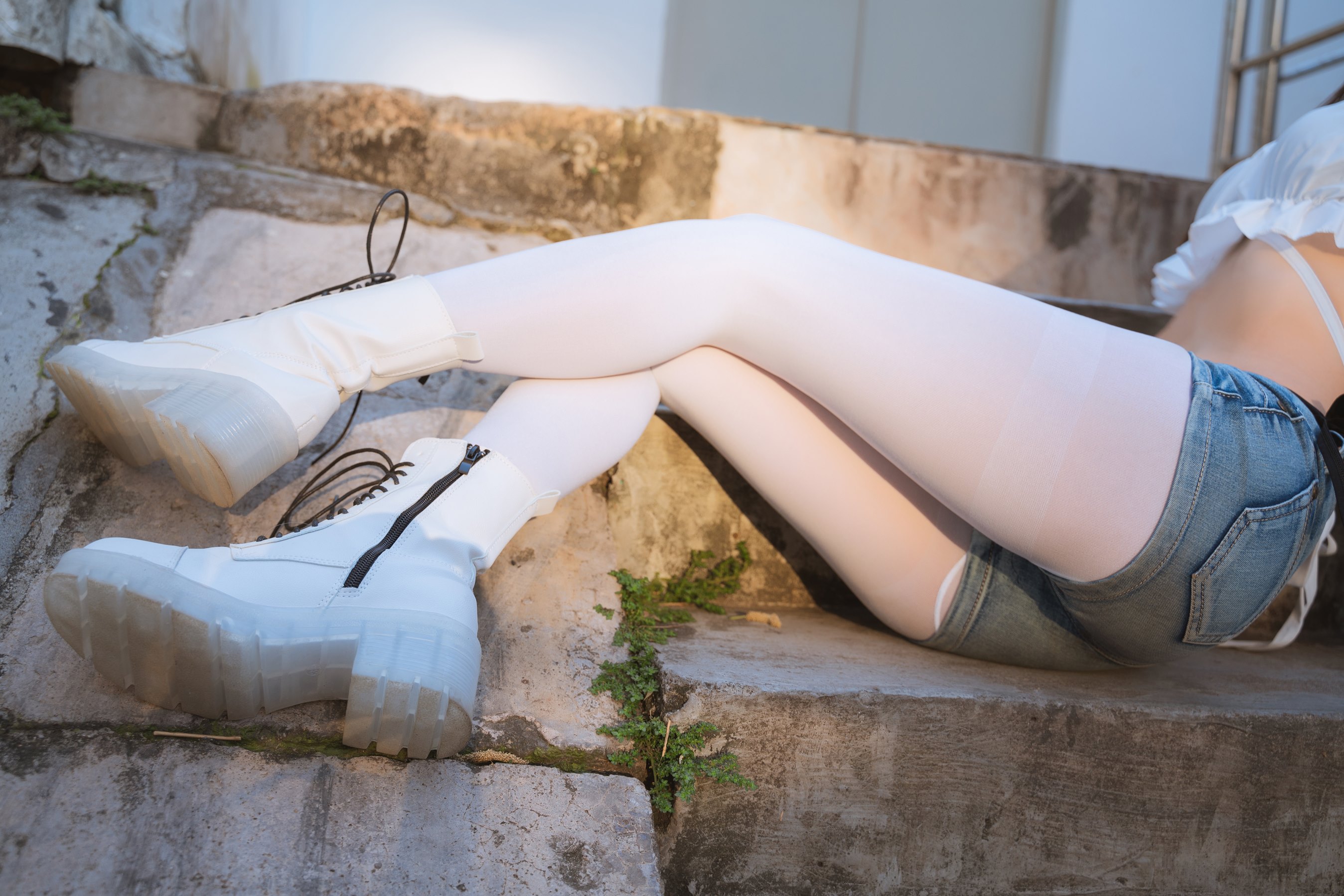 白丝JK牛仔裤丰满大臀性感细腰都市激情第一页