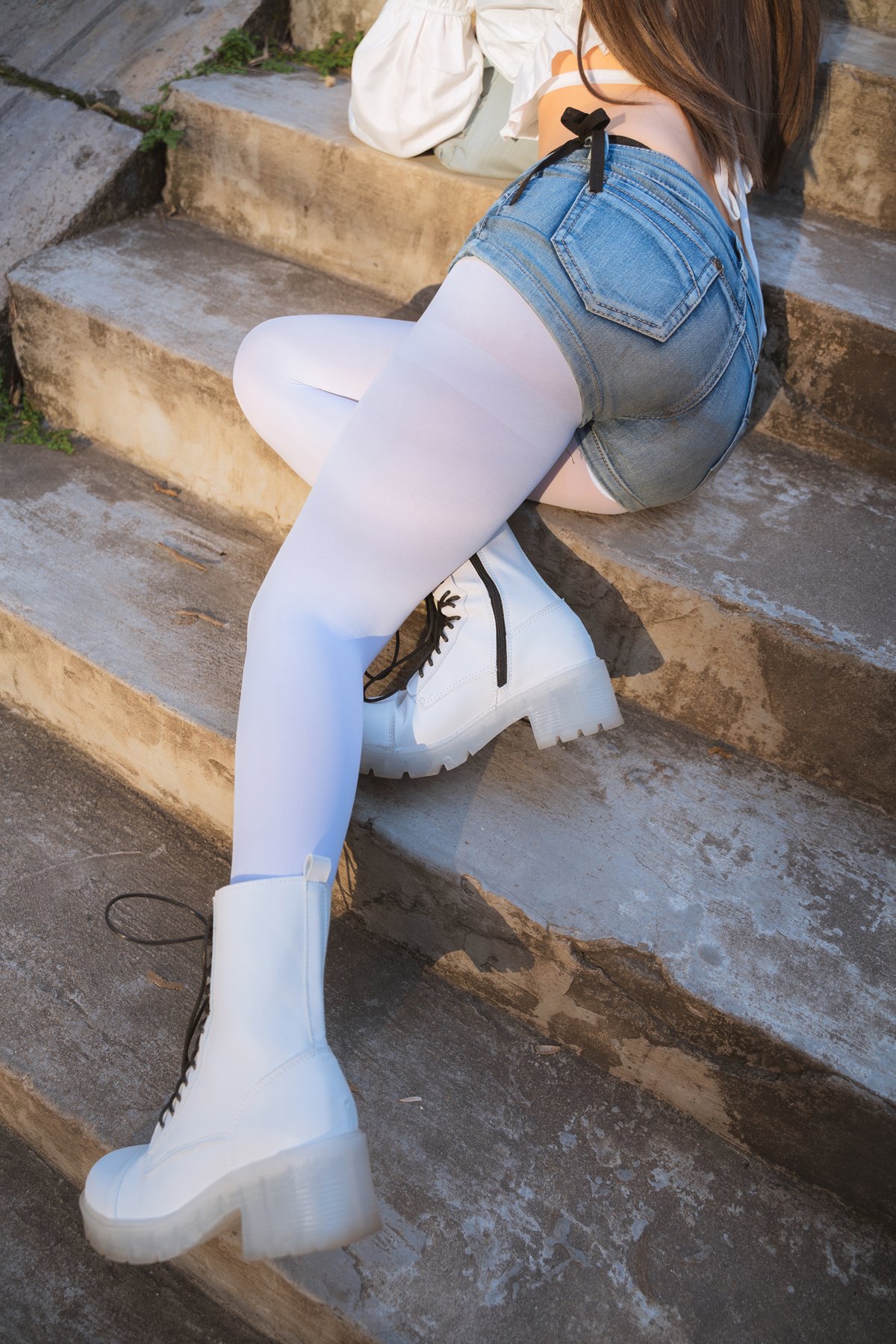 白丝JK牛仔裤丰满大臀性感细腰都市激情第一页