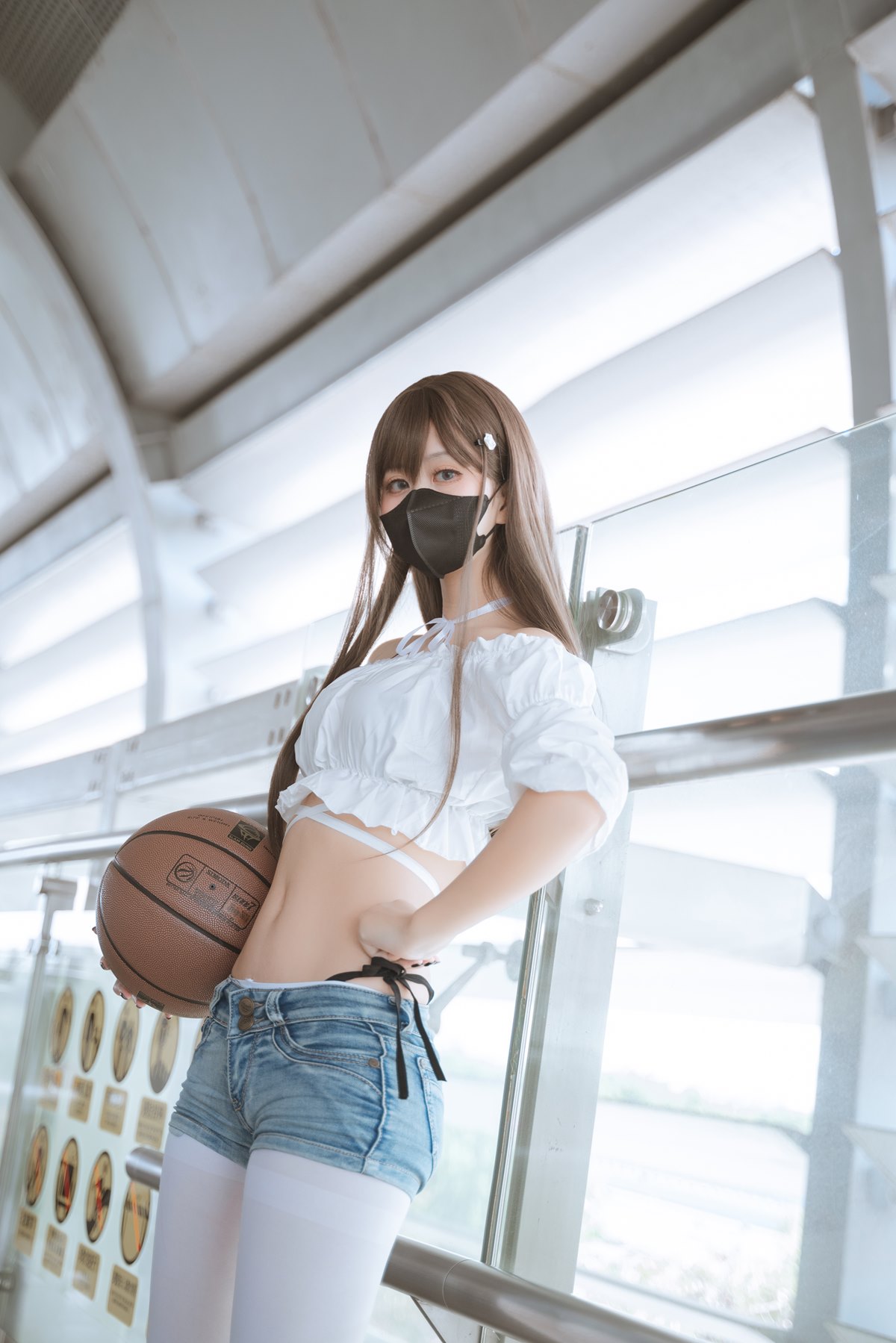 白丝JK牛仔裤丰满大臀性感细腰都市激情第一页