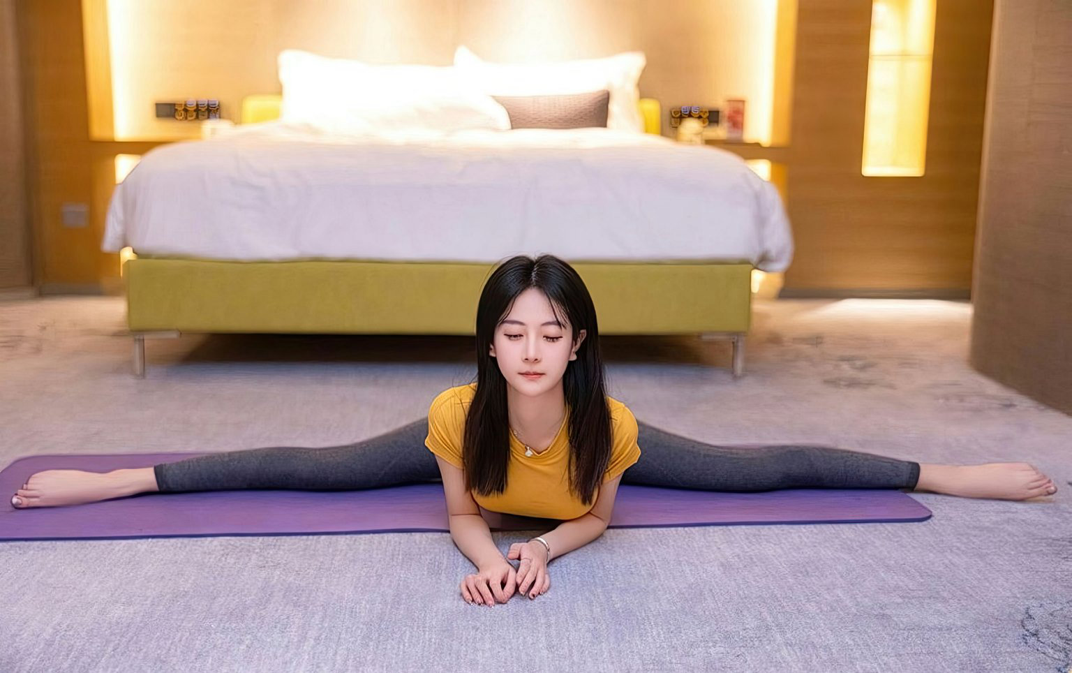 性感紧身瑜伽裤美女一字马胸大美女的隐私图片大全