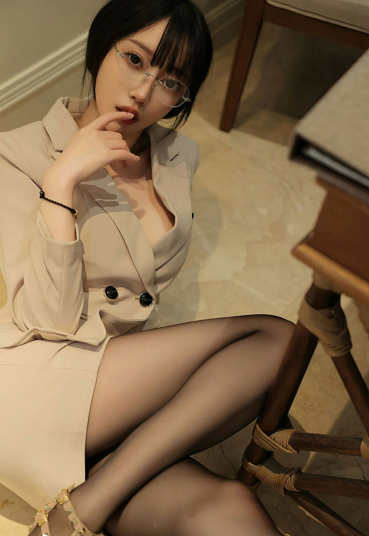 眼镜秘书月二月性感美女诱惑写真mm191销魂美女图