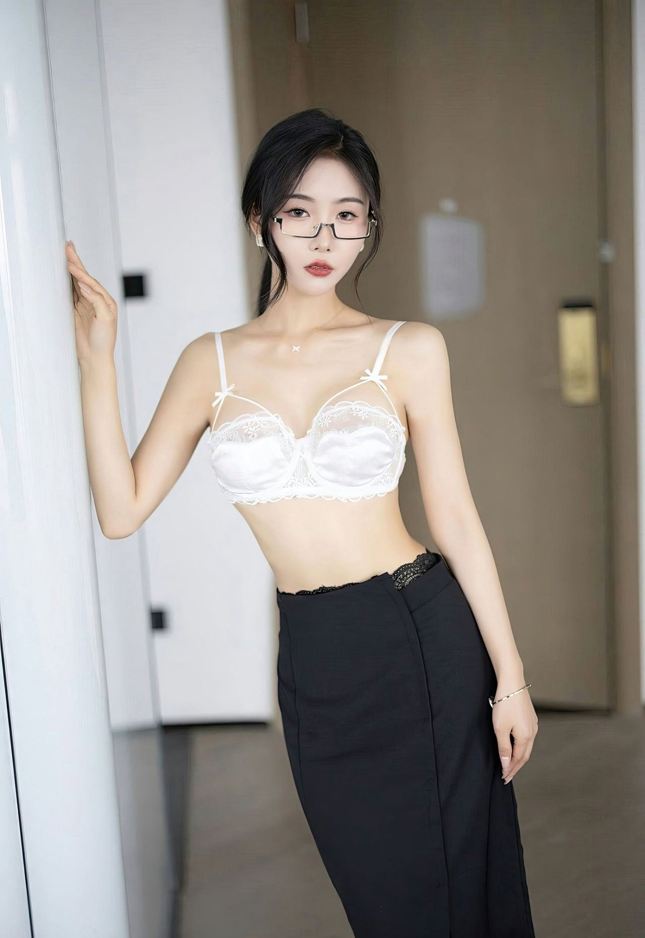 性感眼镜女秘书风骚黑丝无内大胸大乳mm美女图片