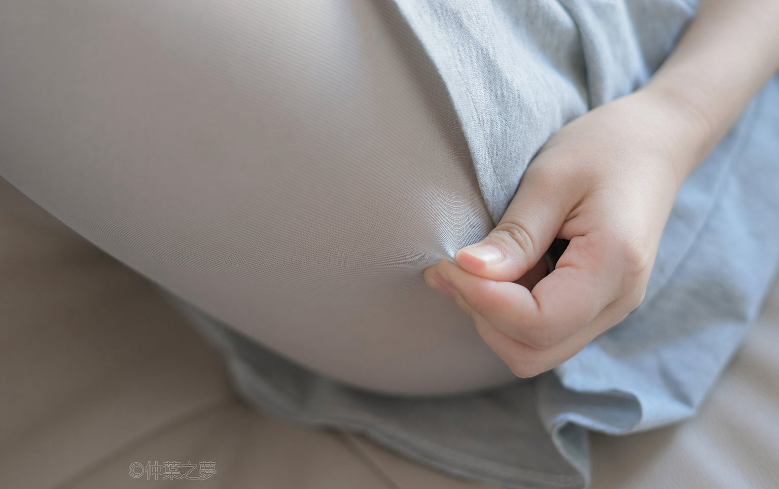 美女轻兰映画极品灰丝美腿漫画腿mm131性感图片