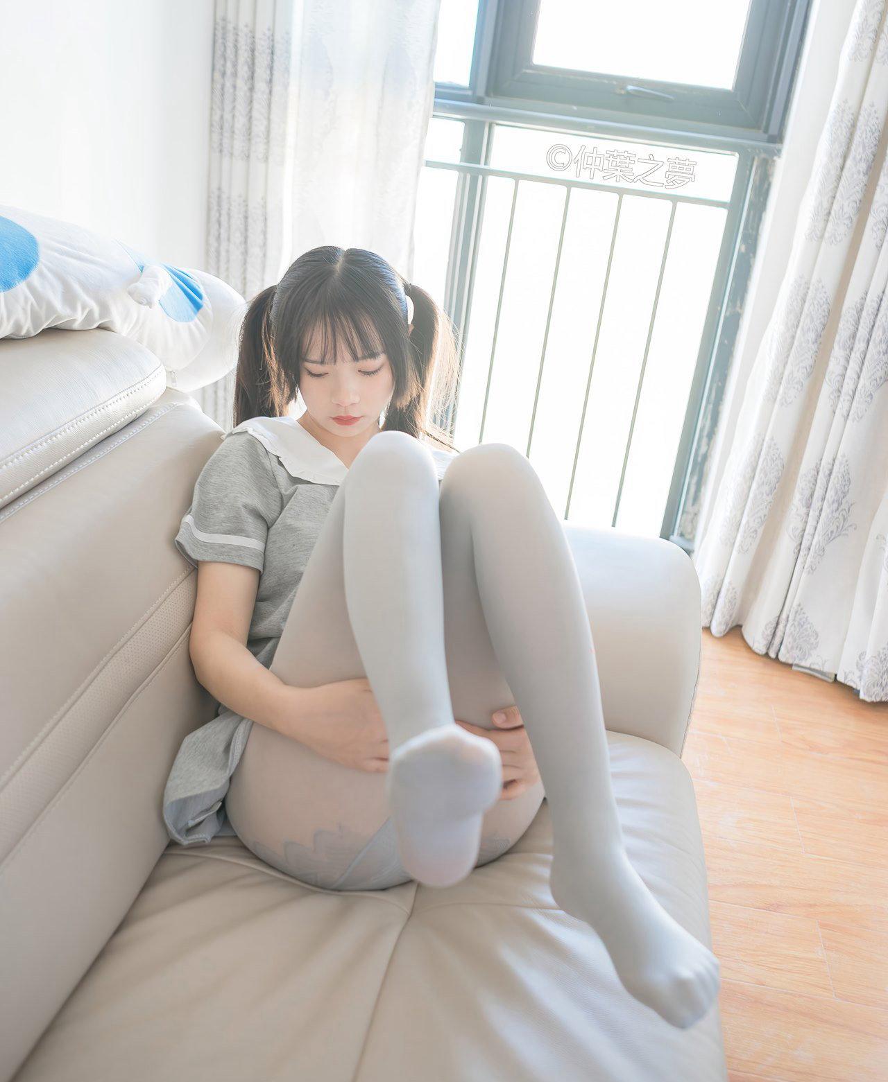 美女轻兰映画极品灰丝美腿漫画腿mm131性感图片