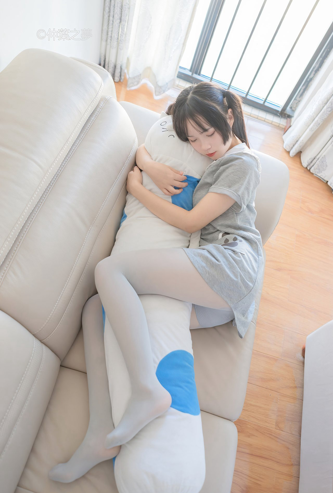 美女轻兰映画极品灰丝美腿漫画腿mm131性感图片