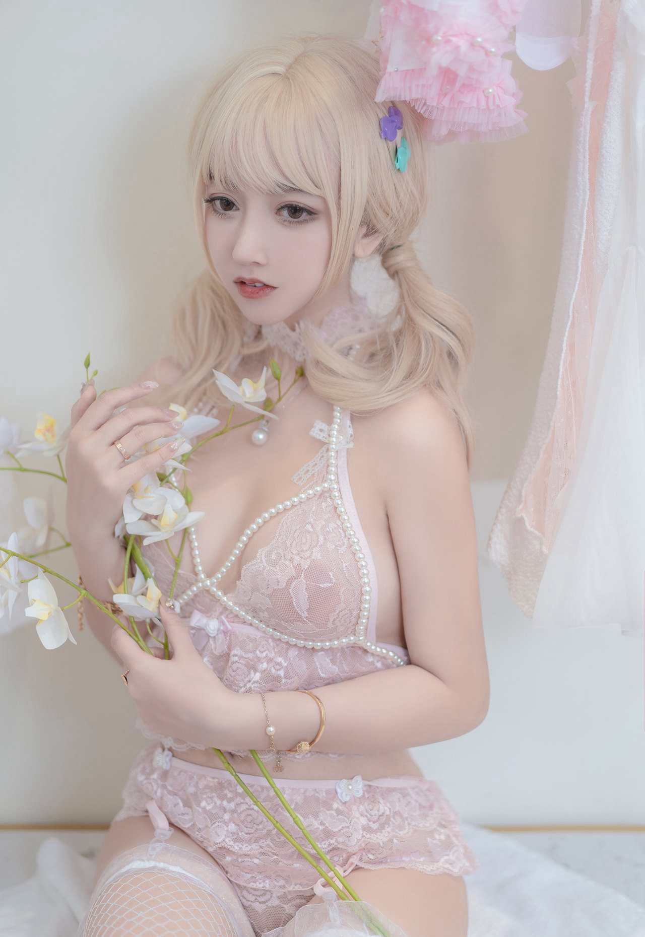 白丝cos美女过期米线线性感大胸白丝美腿玉足 隐私图片