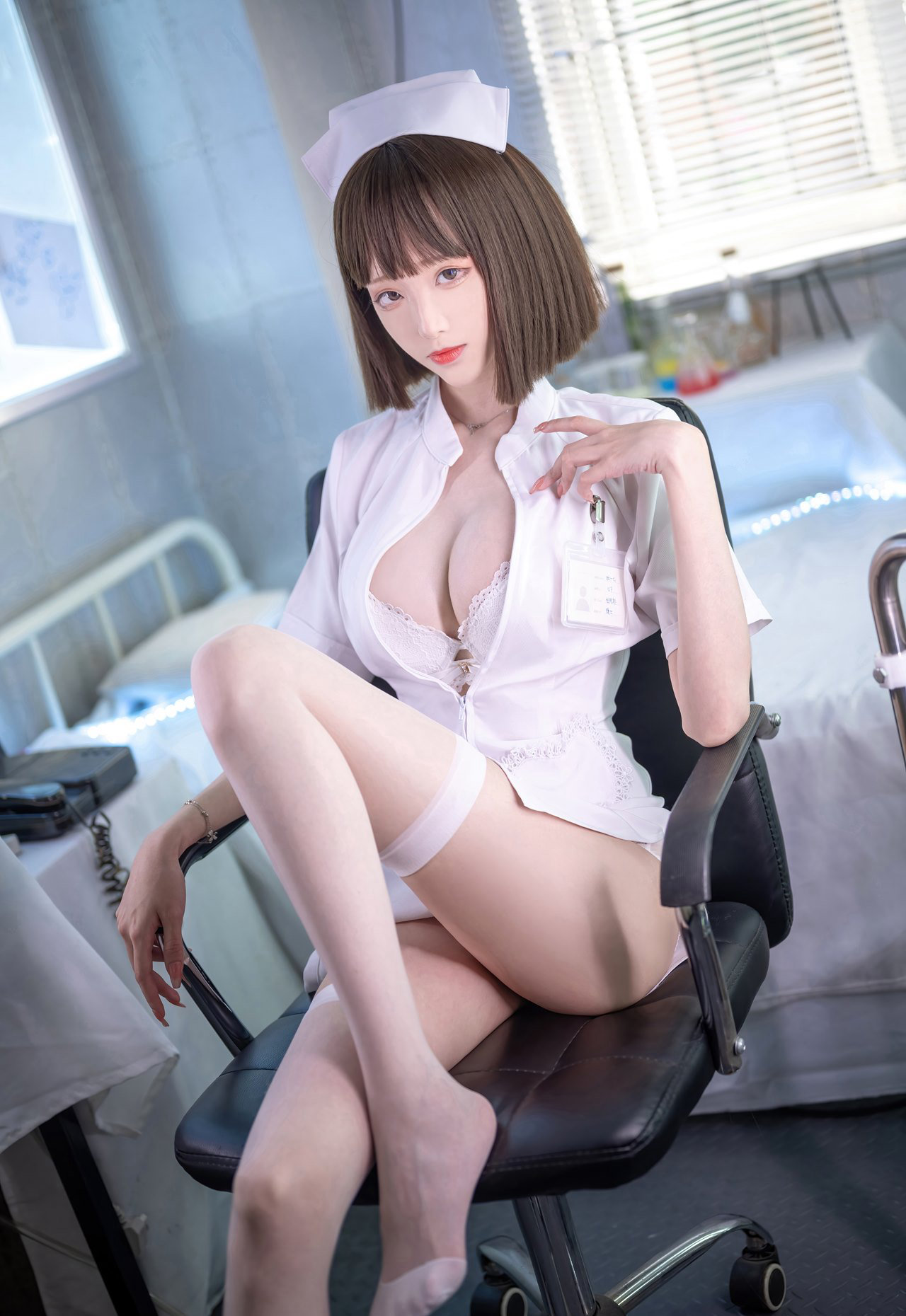 极品cosplay护士装大尺度白丝美腿玉足全棵女性艺术写真