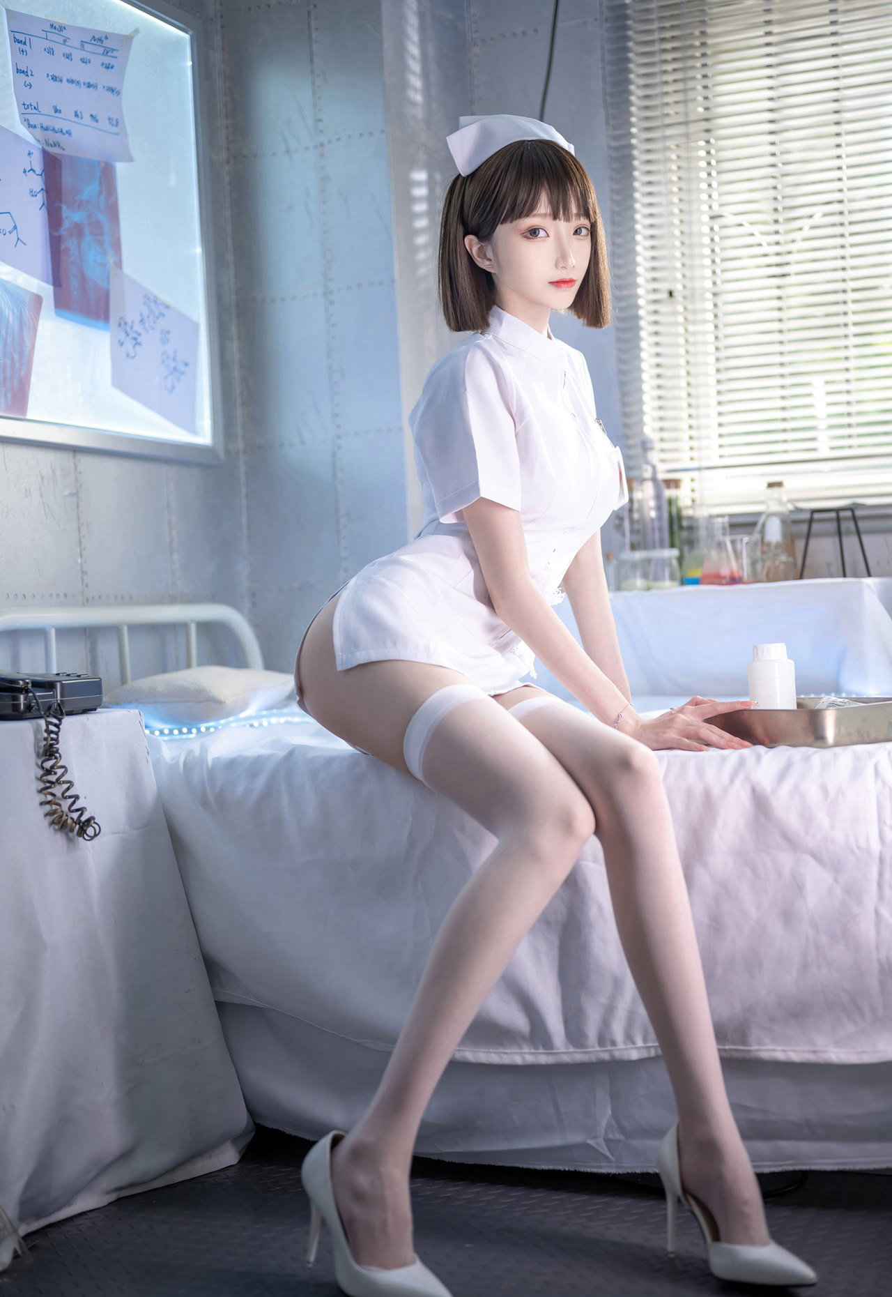 极品cosplay护士装大尺度白丝美腿玉足全棵女性艺术写真