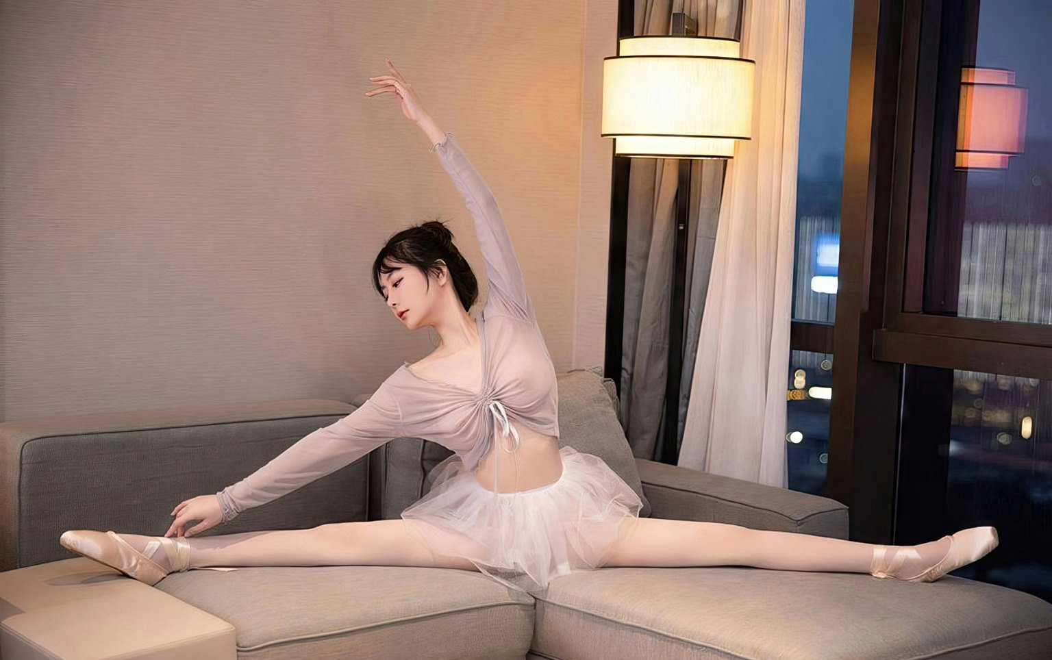 芭蕾舞蹈系妹子极品白丝美腿一字马白嫩大乳丰满美女白嫩白嫩