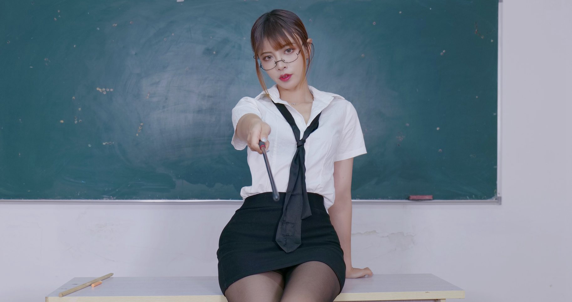 二次元美女黑丝无内制服秘书掀裙子诱惑美腿cosplay