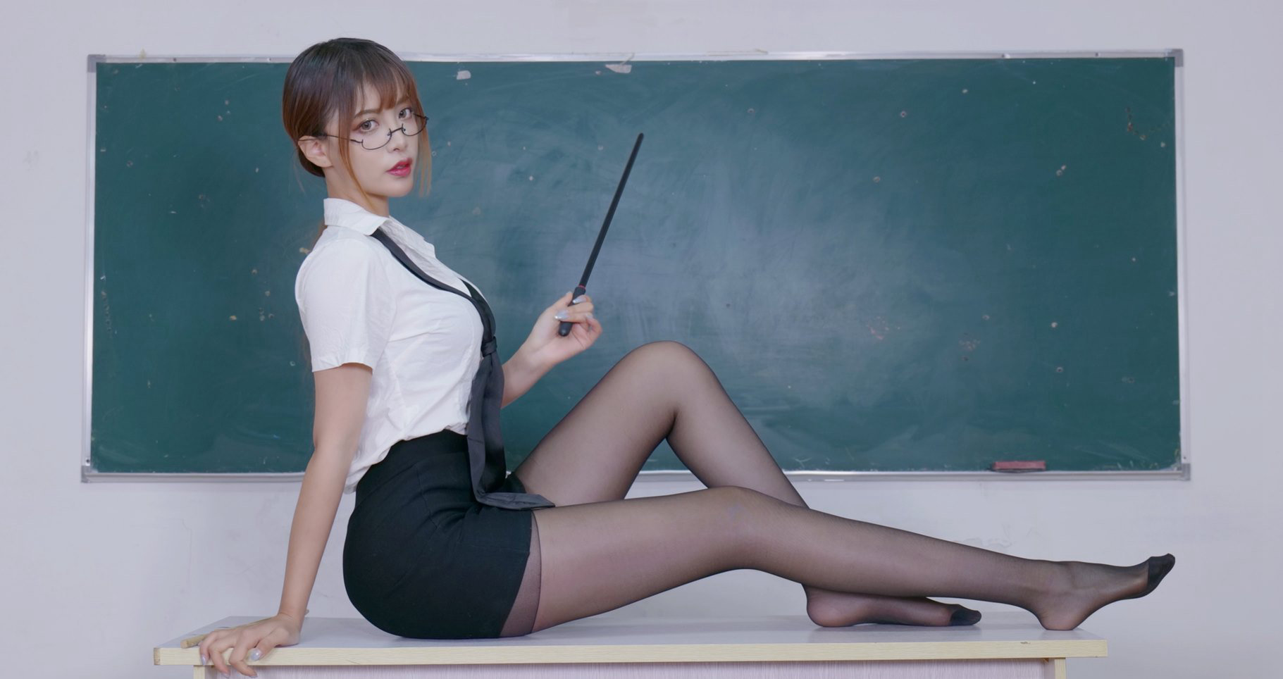 二次元美女黑丝无内制服秘书掀裙子诱惑美腿cosplay