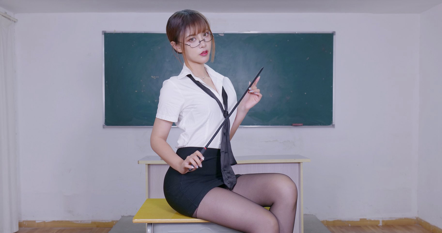 二次元美女黑丝无内制服秘书掀裙子诱惑美腿cosplay