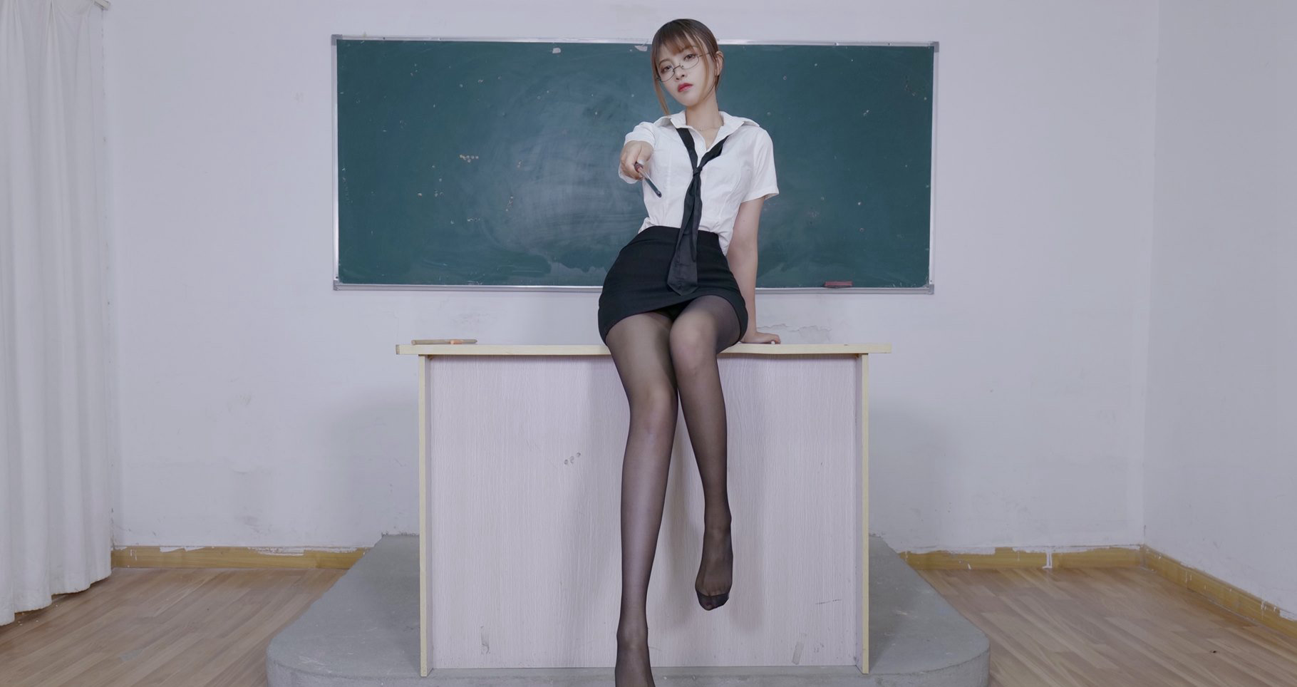 二次元美女黑丝无内制服秘书掀裙子诱惑美腿cosplay