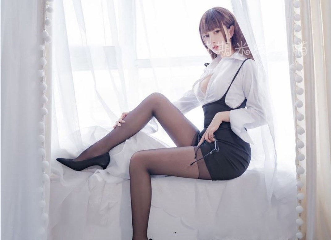 过期米线线喵性感秘书装黑丝高跟办公室丝袜诱惑二次元美女图