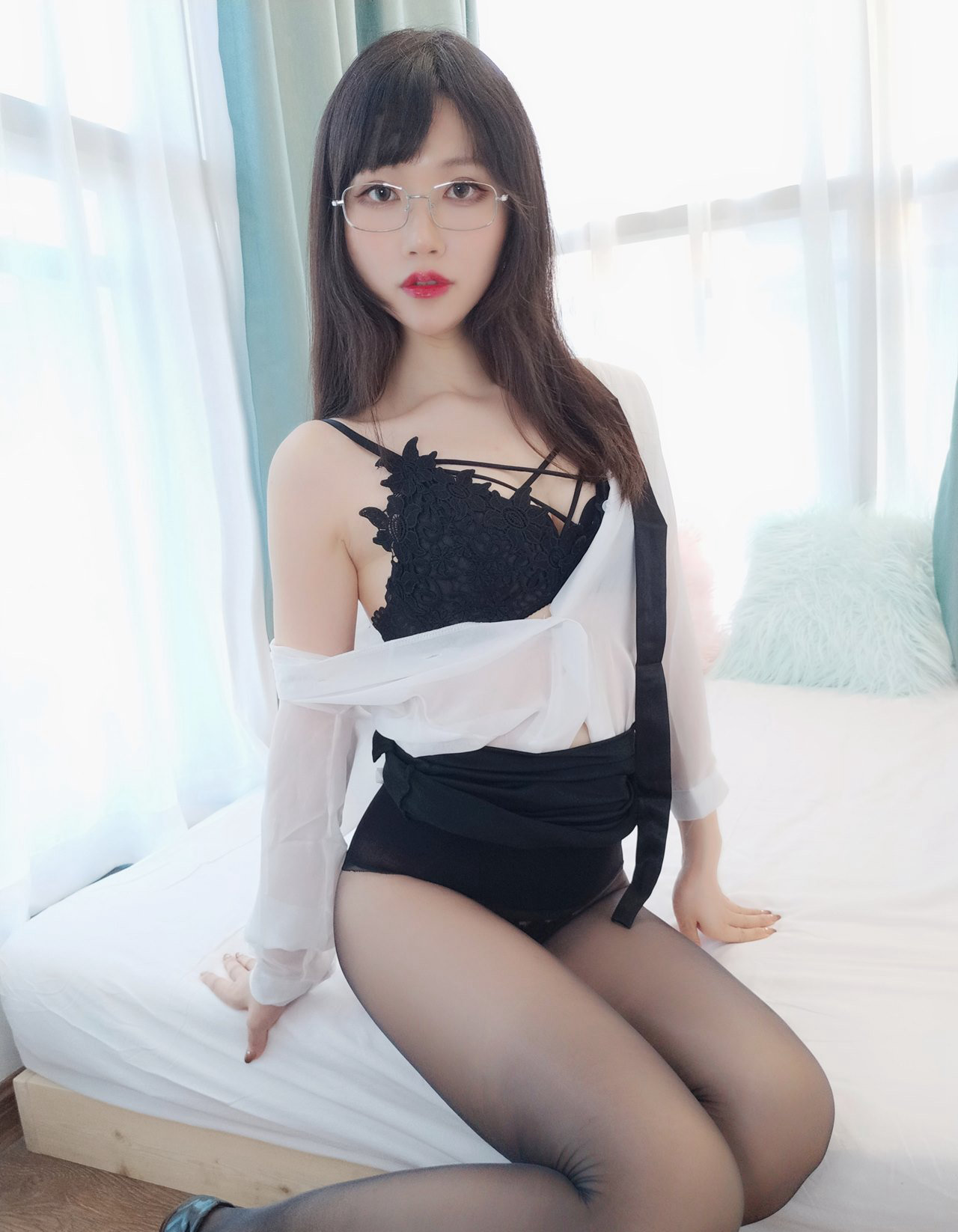 COS制服美女眼镜美女性感美女翘臀黑丝无内白嫩大尺度