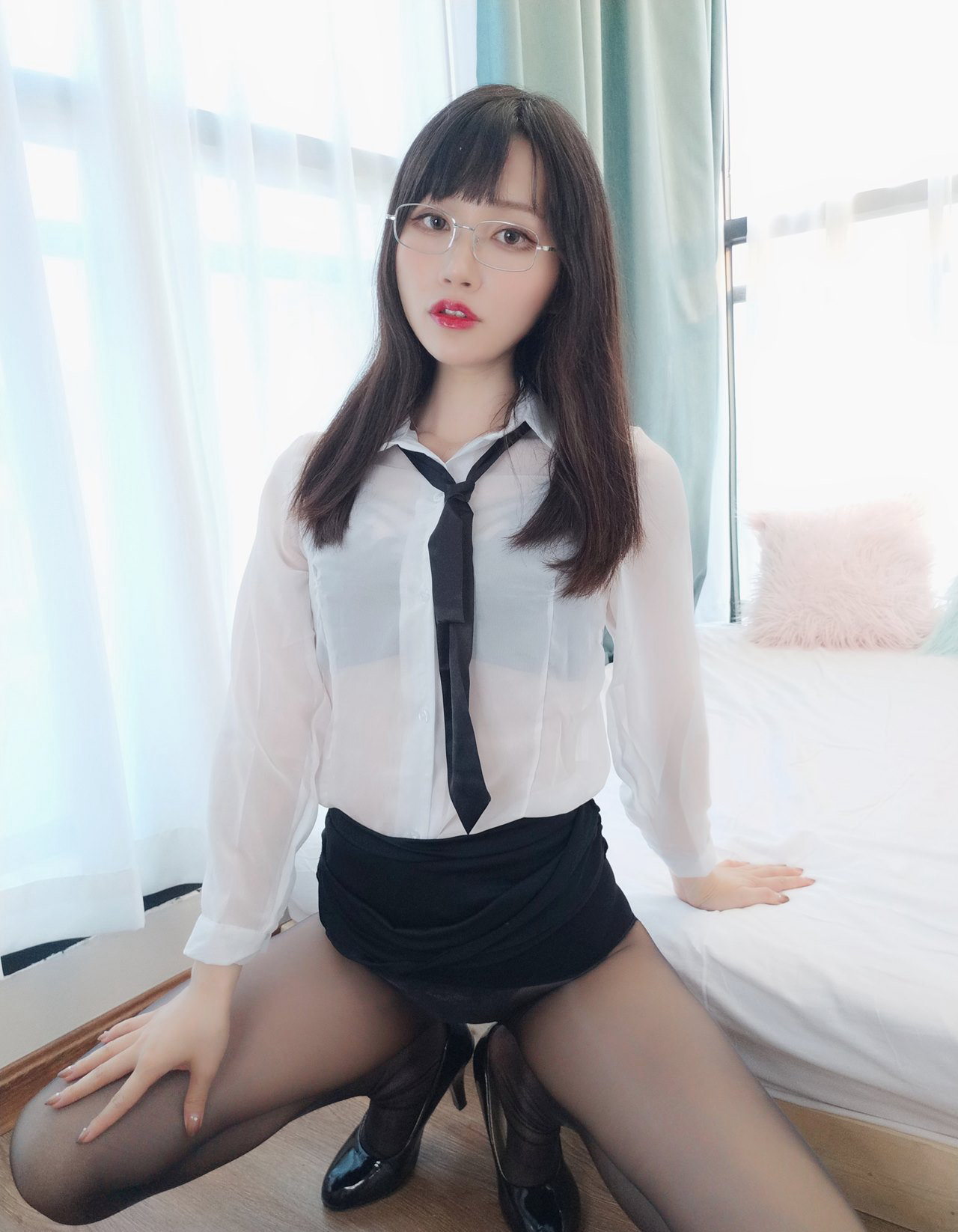 COS制服美女眼镜美女性感美女翘臀黑丝无内白嫩大尺度