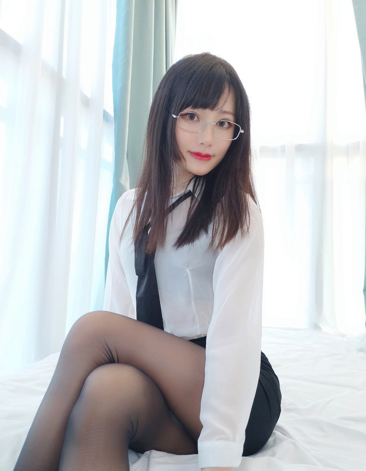 COS制服美女眼镜美女性感美女翘臀黑丝无内白嫩大尺度