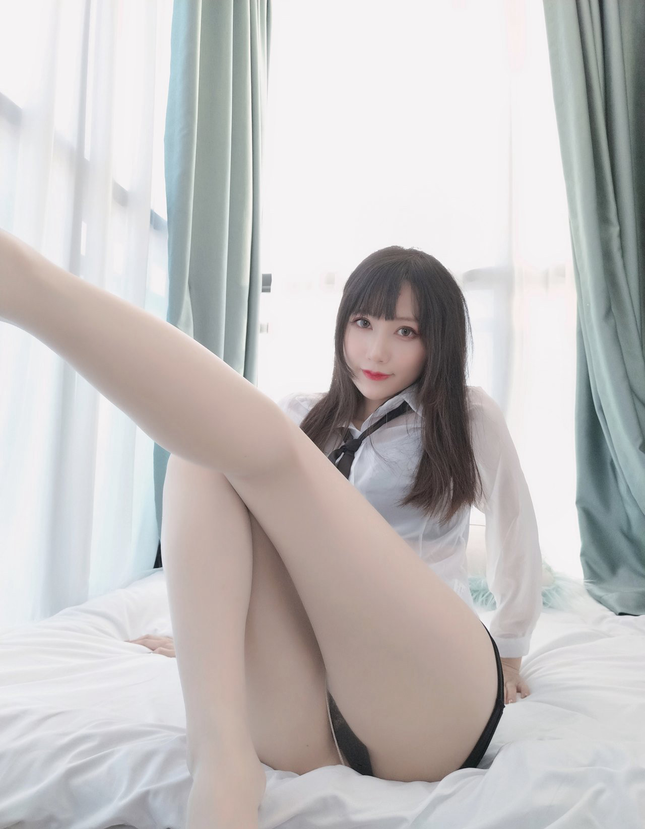 COS制服美女眼镜美女性感美女翘臀黑丝无内白嫩大尺度