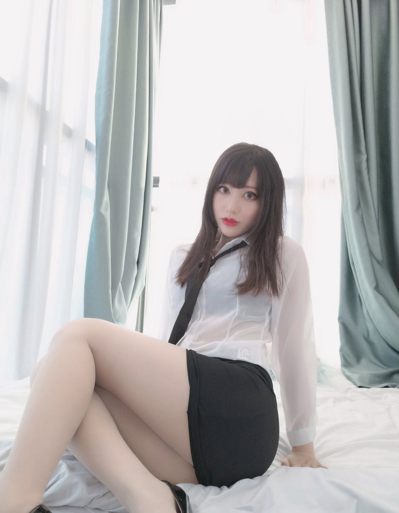 COS制服美女眼镜美女性感美女翘臀黑丝无内白嫩大尺度