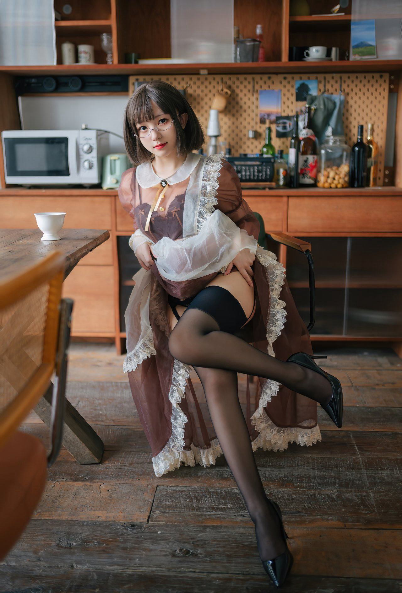 桜桃喵cosplay二次元眼镜美女短发性感黑丝高跟大尺度