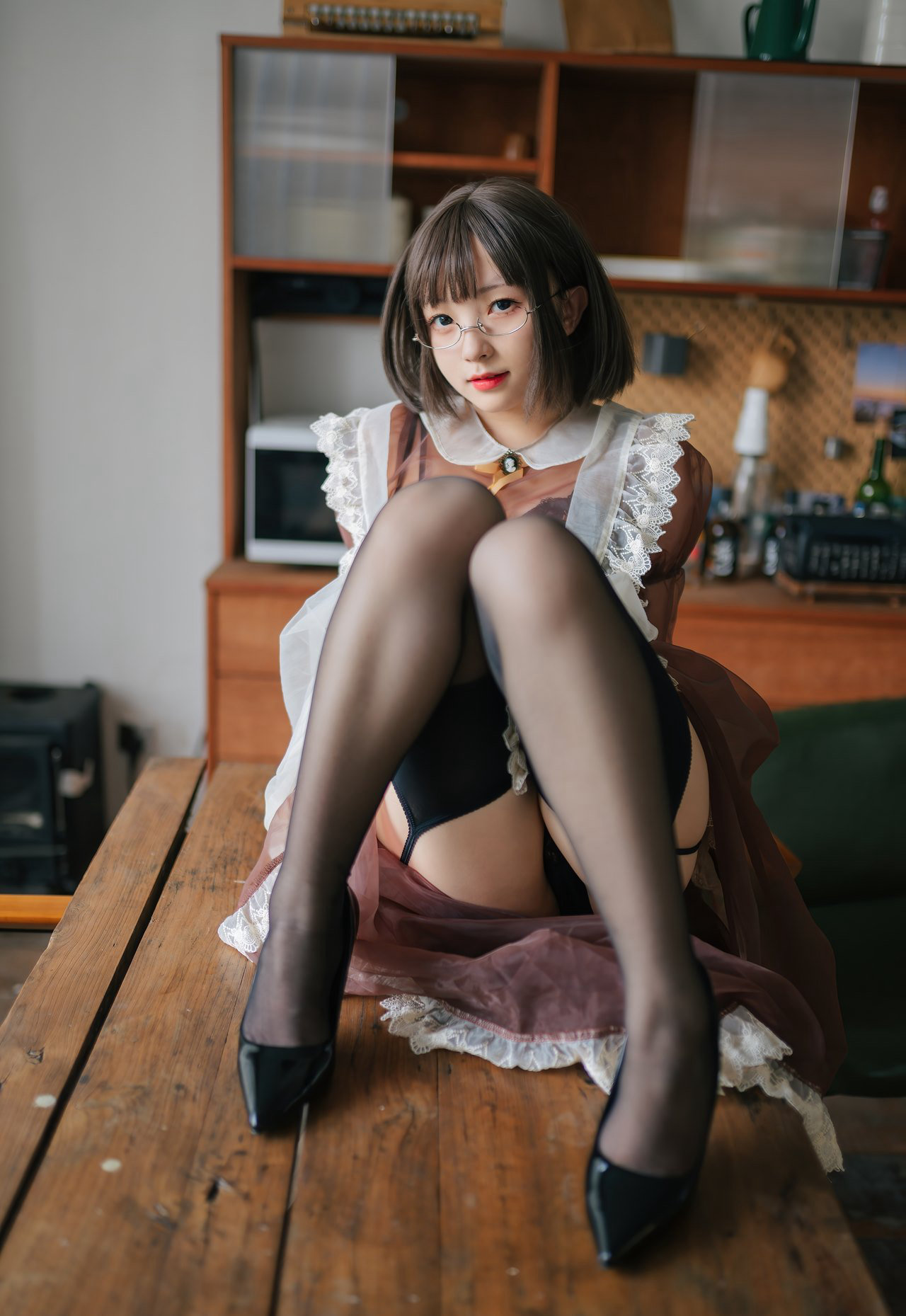 桜桃喵cosplay二次元眼镜美女短发性感黑丝高跟大尺度