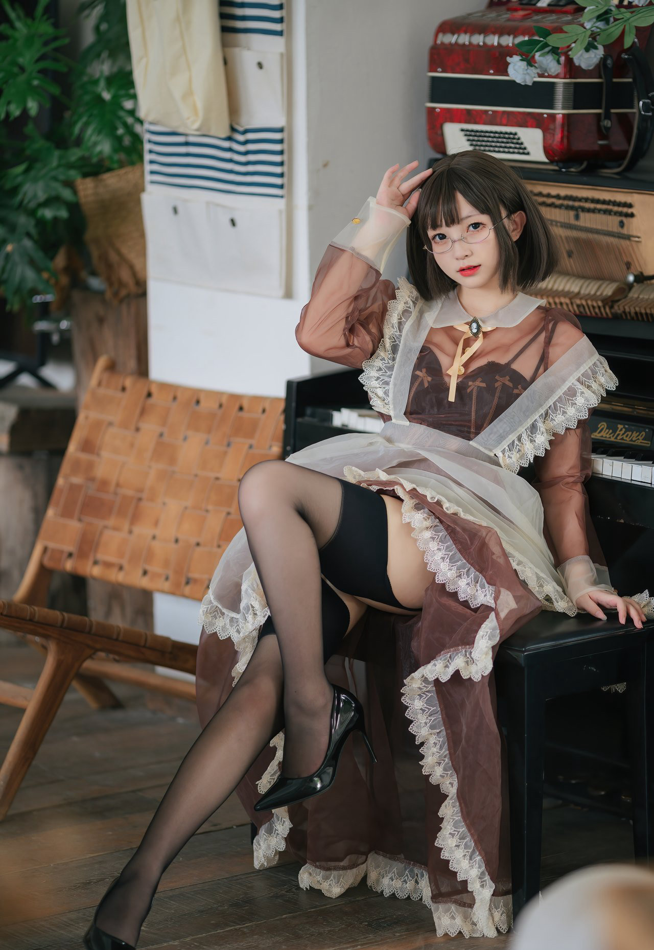 桜桃喵cosplay二次元眼镜美女短发性感黑丝高跟大尺度