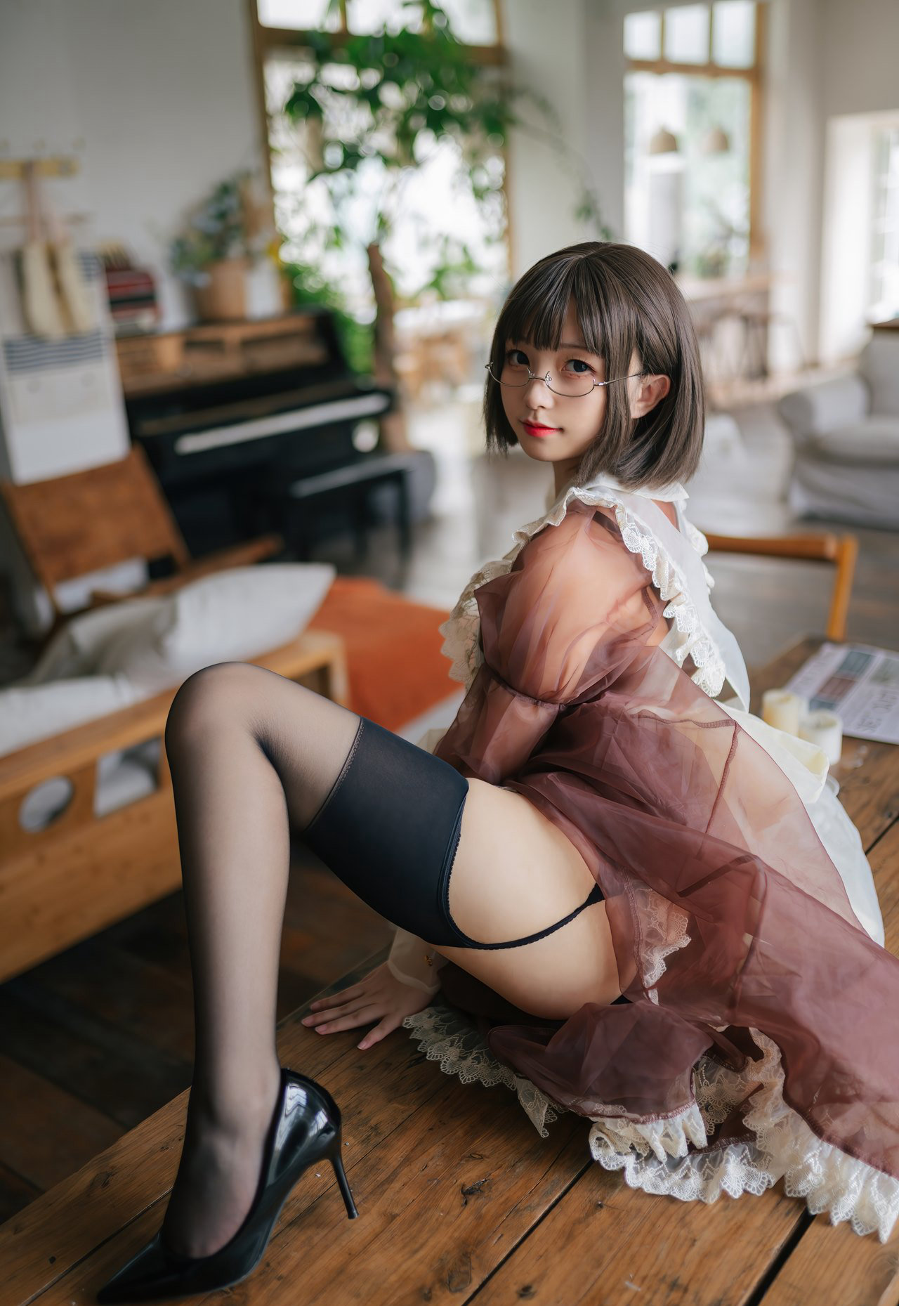 桜桃喵cosplay二次元眼镜美女短发性感黑丝高跟大尺度