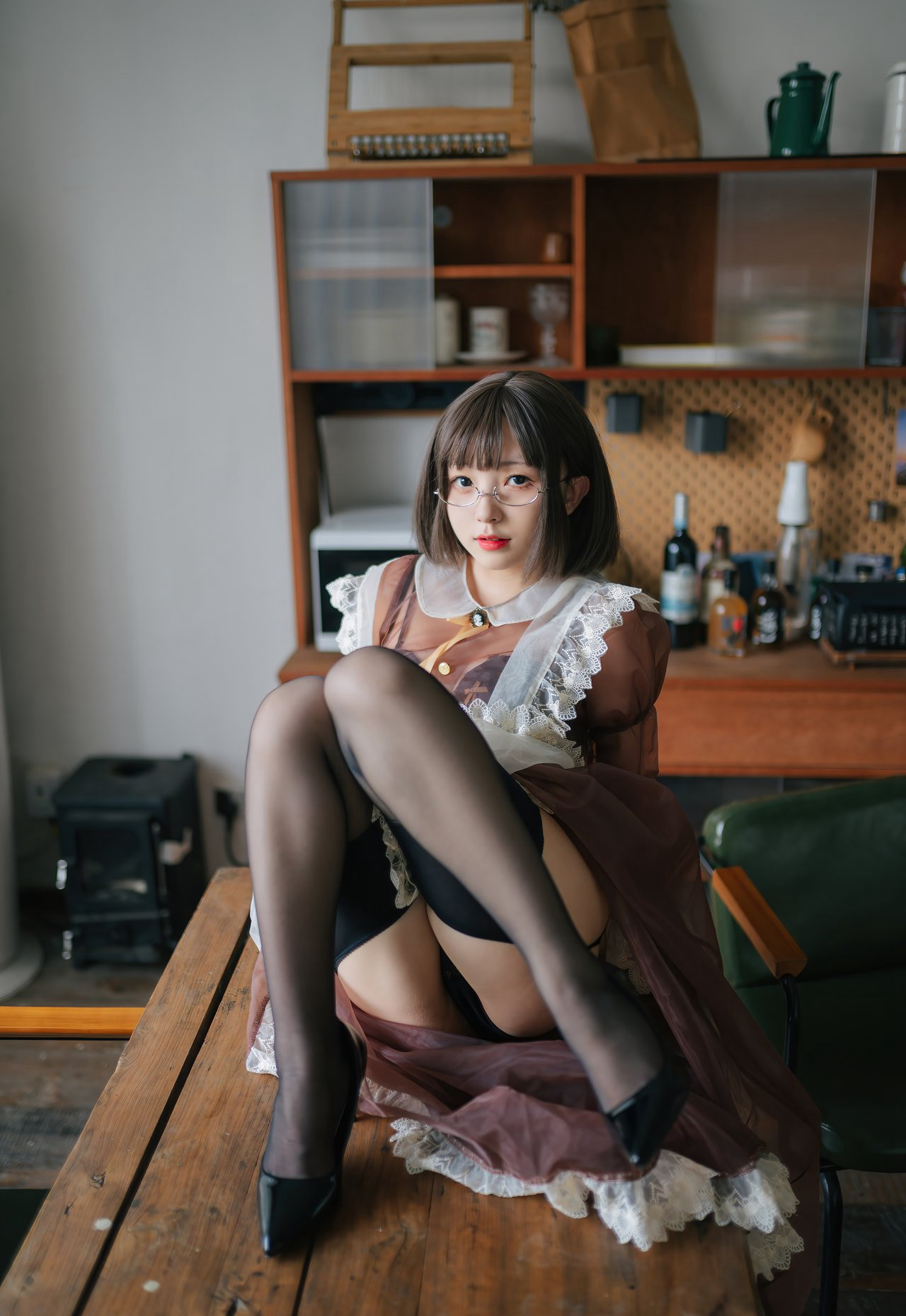 桜桃喵cosplay二次元眼镜美女短发性感黑丝高跟大尺度