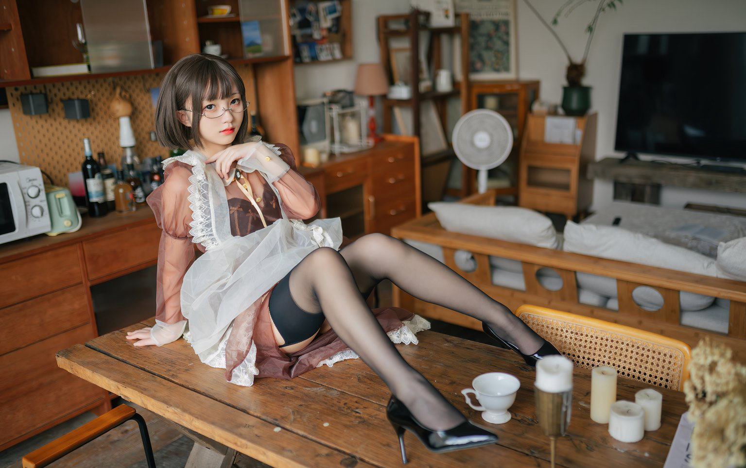 桜桃喵cosplay二次元眼镜美女短发性感黑丝高跟大尺度