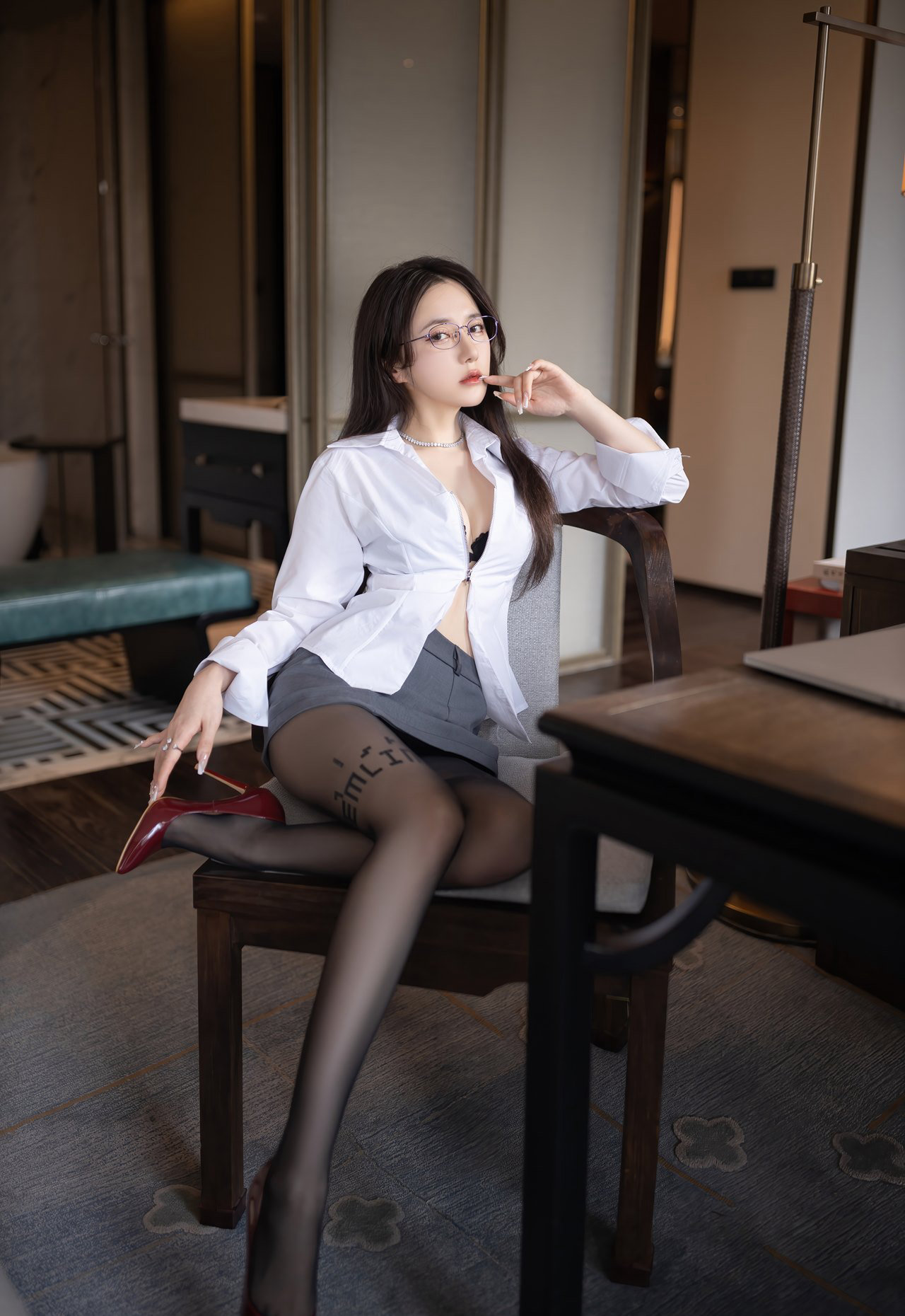 性感眼镜秘书黑丝无内美女图片美女