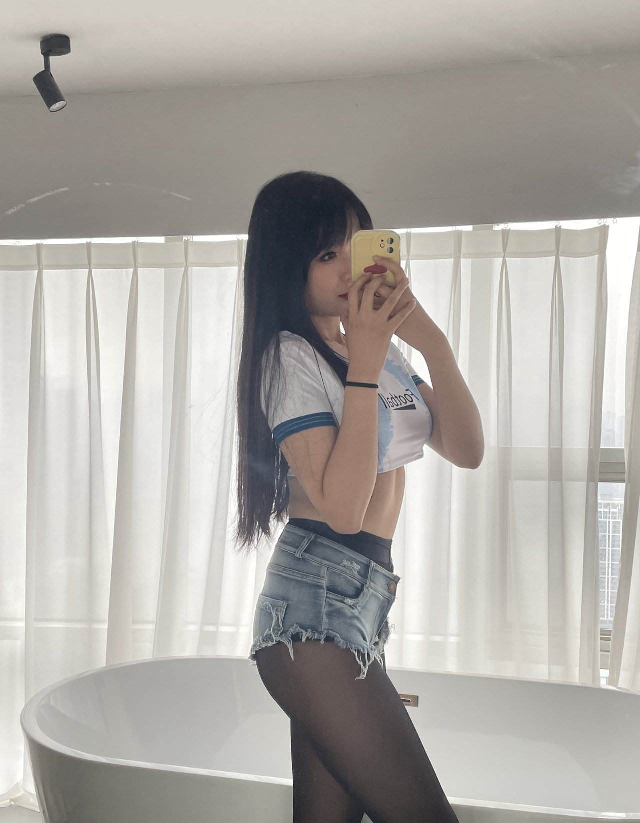 黑丝牛仔短裤诱惑美腿二次元美女私房写真无遮挡