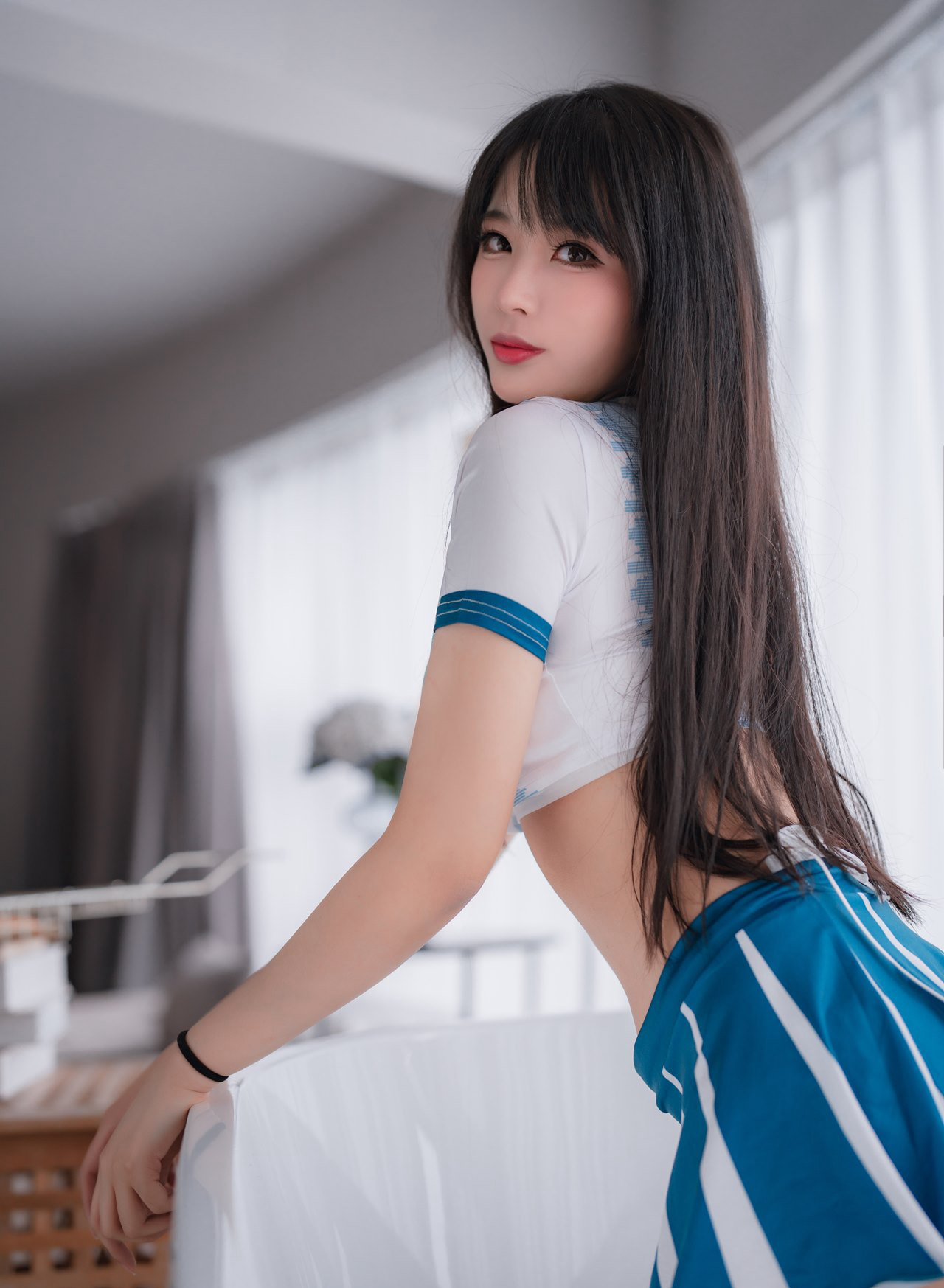 黑丝牛仔短裤诱惑美腿二次元美女私房写真无遮挡