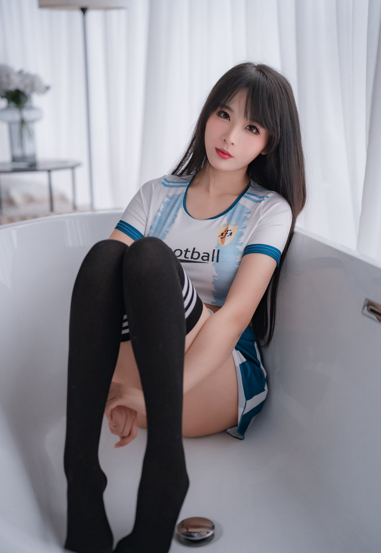 黑丝牛仔短裤诱惑美腿二次元美女私房写真无遮挡