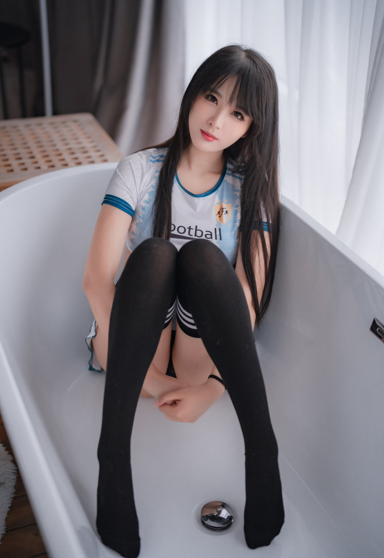 黑丝牛仔短裤诱惑美腿二次元美女私房写真无遮挡