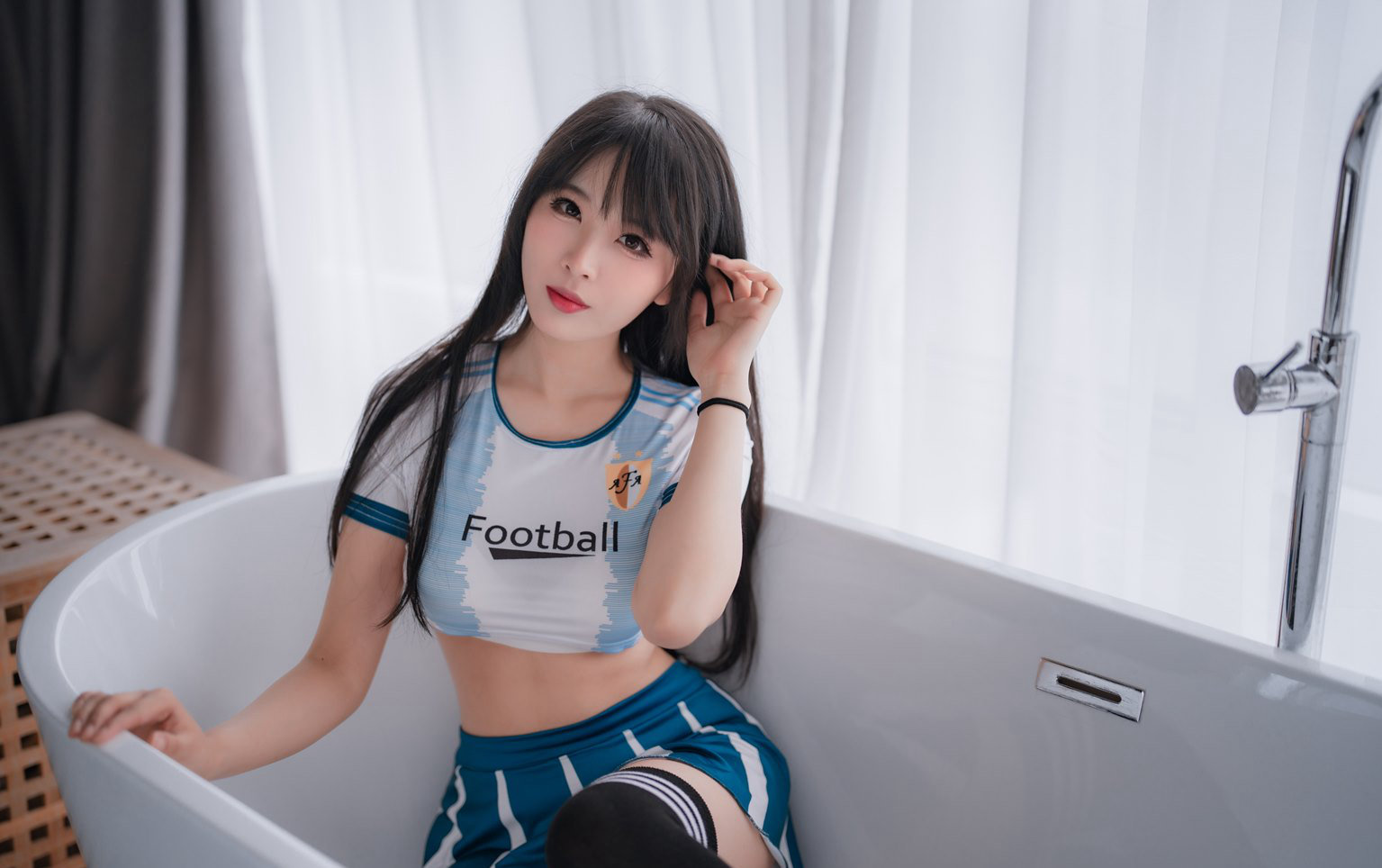 黑丝牛仔短裤诱惑美腿二次元美女私房写真无遮挡