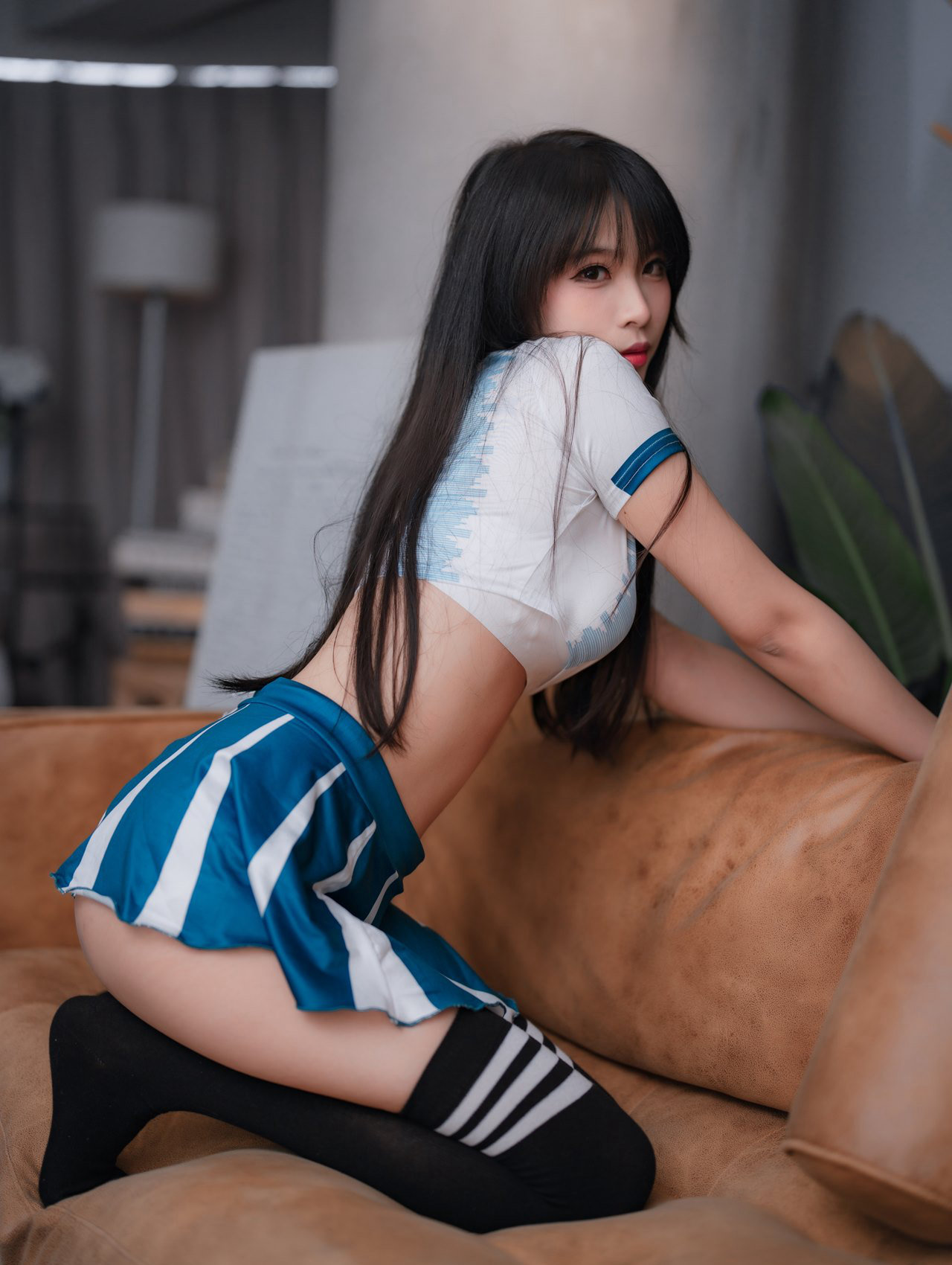 黑丝牛仔短裤诱惑美腿二次元美女私房写真无遮挡