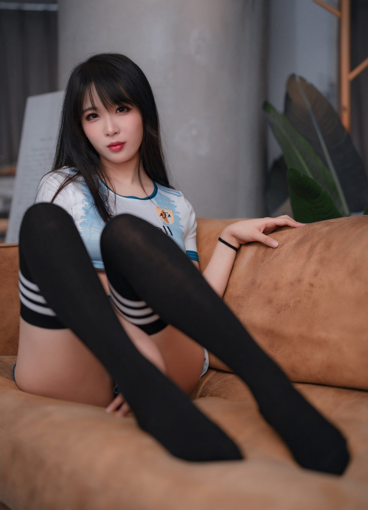 黑丝牛仔短裤诱惑美腿二次元美女私房写真无遮挡