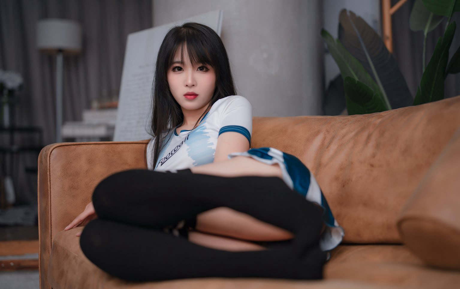 黑丝牛仔短裤诱惑美腿二次元美女私房写真无遮挡