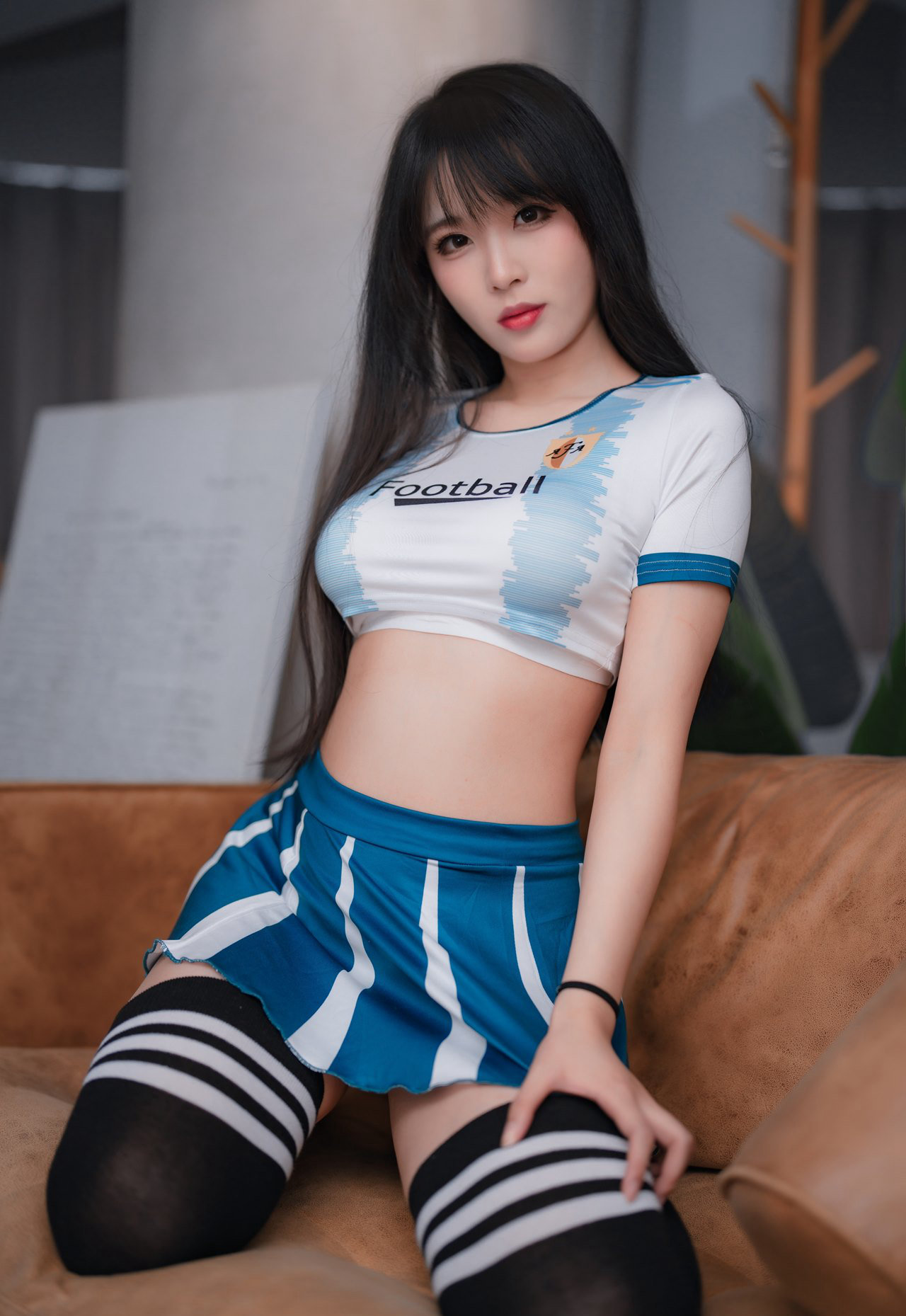 黑丝牛仔短裤诱惑美腿二次元美女私房写真无遮挡