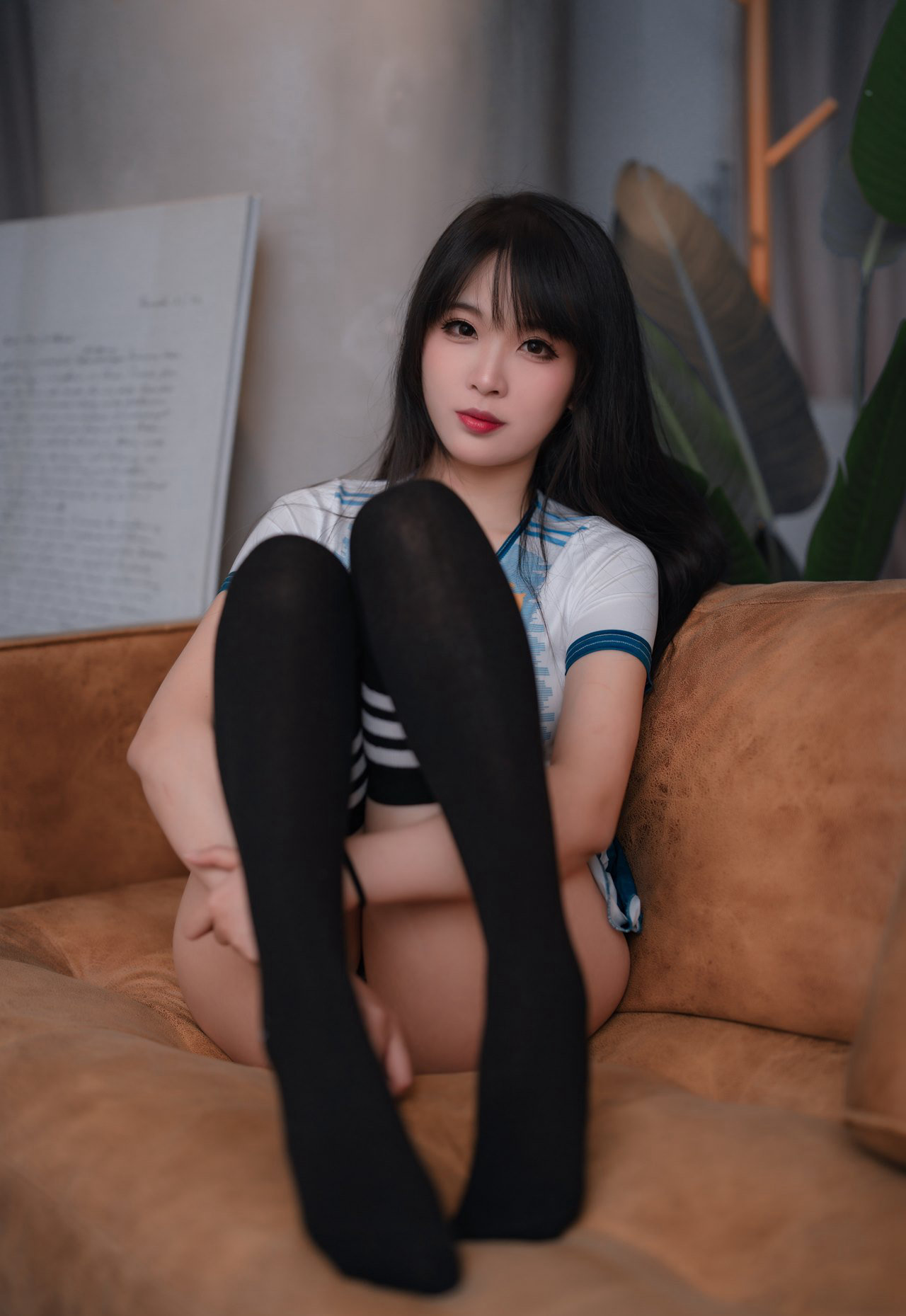 黑丝牛仔短裤诱惑美腿二次元美女私房写真无遮挡